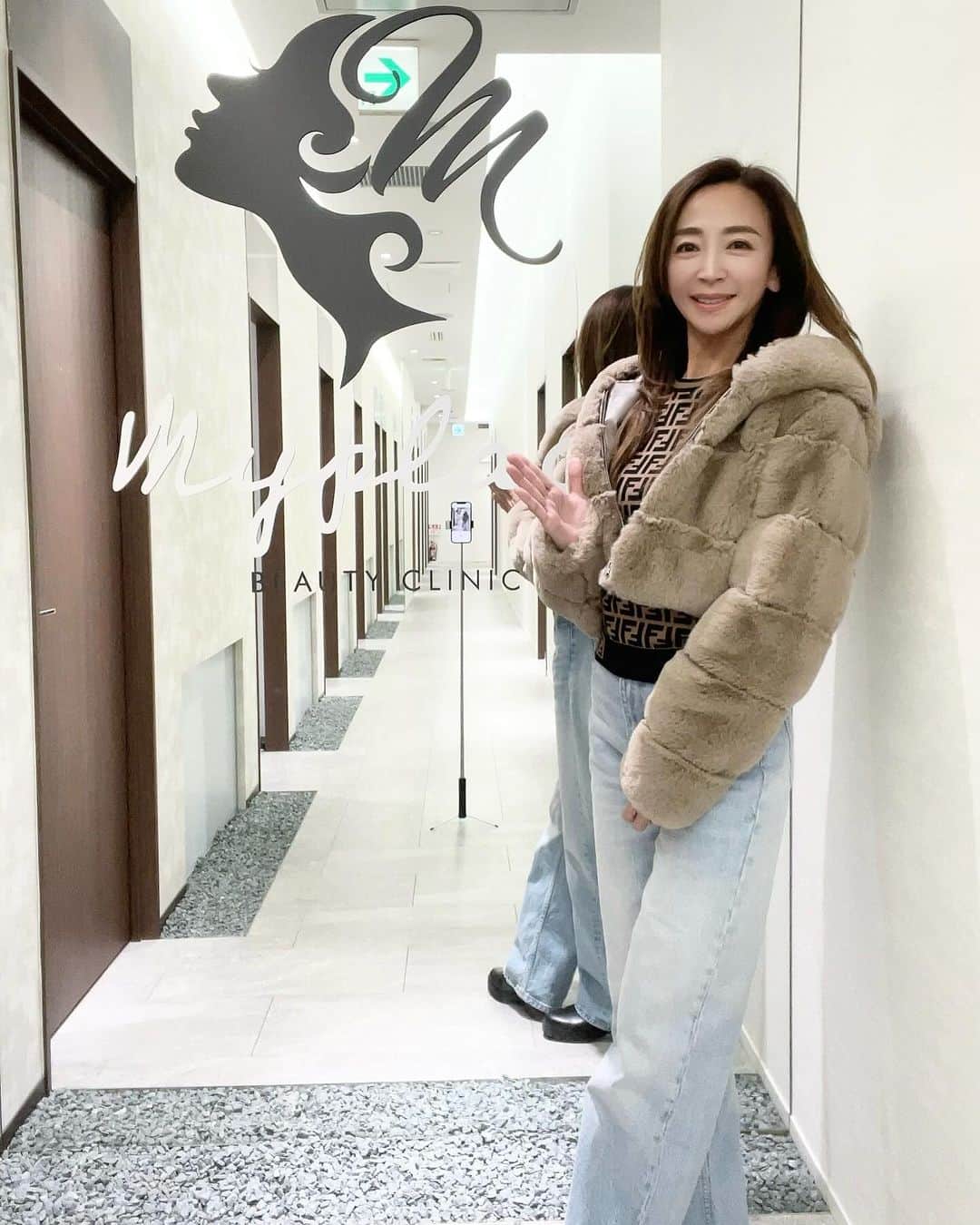Akiさんのインスタグラム写真 - (AkiInstagram)「@myplacebeautyclinicで まだ導入しているクリニックが数少ない 最新たるみ治療「ボルニューマー」を受けてきたよ🤍  ボルニューマーはサーマクールと同じ熱エネルギーで 痛みを軽減した最新高周波治療機✨ 皮膚のもたつきやタイトニング効果、引き締め効果が あります😊  美容大国 韓国でも人気のたるみ治療で、輪郭がキレイに なれることで有名なレーザーです💕  ハイフやサーマクールのような痛みはなく、 たまに熱いくらいなので照射中もとっても楽✨  直後からたるみがキュッと引き締まって、 頬が軽くなったのが実感できたよ🌿  これから3〜6ヶ月かけてどんどん引き上がってくる そうなので楽しみです🤍  そして南院長と言えば形成外科専門医&元大手美容外科時代に症例数や指名率で西日本No.1に輝き続けた経歴の持ち主で関西の美容通で知らない人はいない若返りの名医✨  前から悩んでいたまぶた&こめかみの凹みに ヒアルロン酸をしてもらったよ🌿 @minamibiyogeka   目元のヒアルロン酸は重くなったり左右差ができたりと 難しいと聞いていたので長い間迷っていたけど、 さすが南院長、内出血ゼロで完璧に解消してくれました♡  たるみや加齢による凹凸が気になる方はボルニューマーと ヒアルロン酸おすすめなので、my place beauty clinic に 行ってみてね😊  また経過レポします✨✨  #myplacebeautyclinic#マイプレイスビューティークリニック#マイプレイス#ボルニューマー#ヒアルロン酸#ボトックス#リフトアップ#小顔#たるみ#大阪#心斎橋#美容外科 #美容整形外科#美容皮膚科#整形#プチ整形#形成外科専門医#南享介#美肌#美肌ケア#アンチエイジング#エイジングケア」11月25日 21時55分 - aki_0624