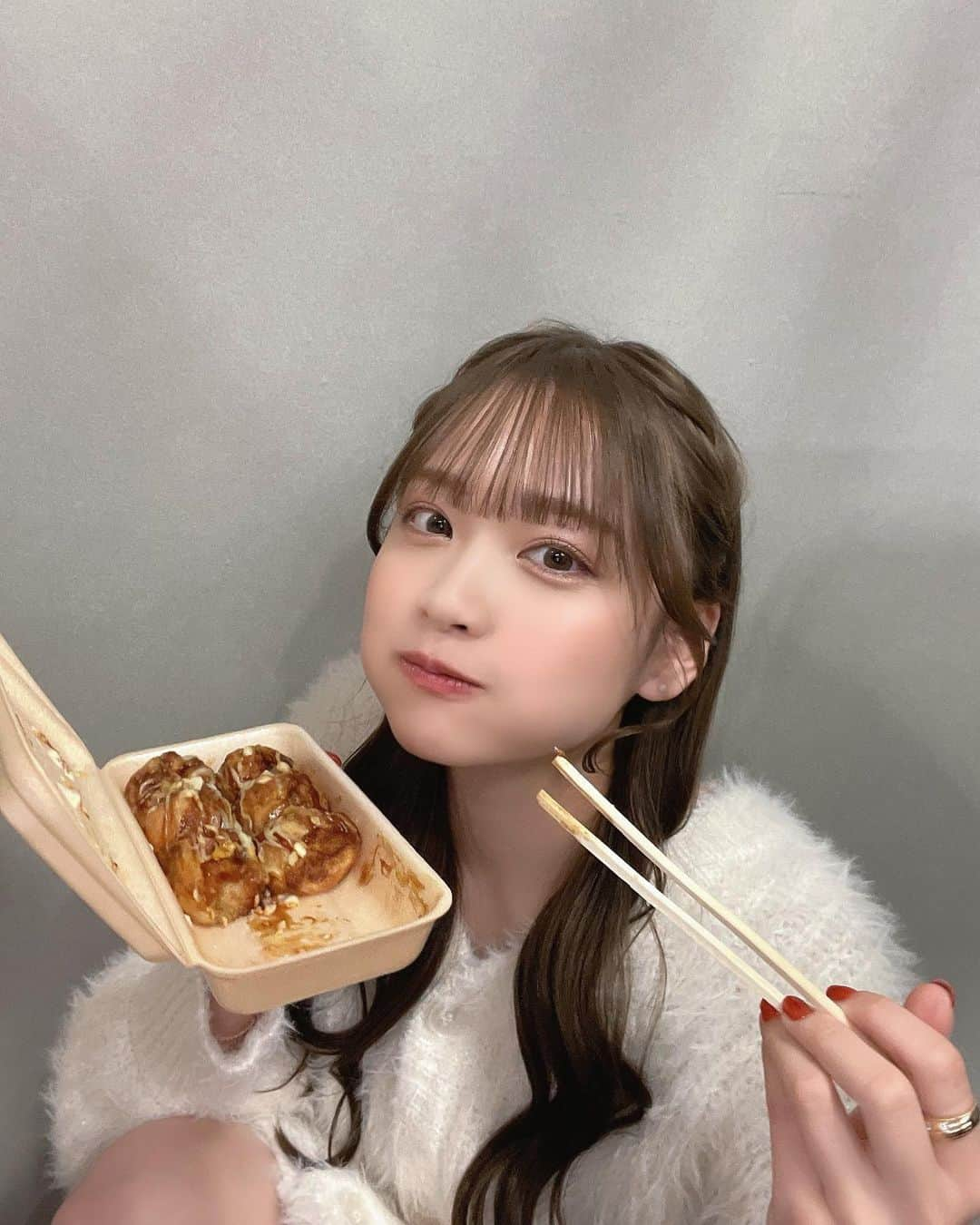 中村果蓮のインスタグラム：「たこ焼き買ってもらった🐙 メイクしてもらってる時、ずっといい匂いしてた笑 ・ ・ ・  #たこ焼き  #大阪グルメ  #大阪  #関西  #関西女子  #ロングヘア  #巻き髪  #ヘアアレンジ  #osaka  #Japan」