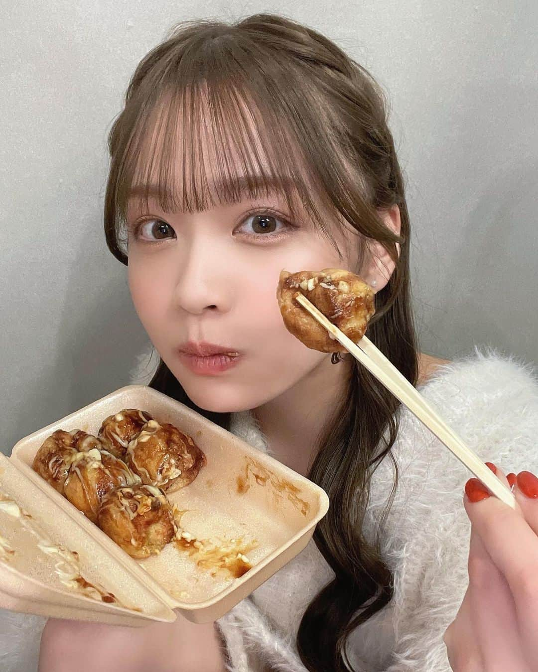 中村果蓮さんのインスタグラム写真 - (中村果蓮Instagram)「たこ焼き買ってもらった🐙 メイクしてもらってる時、ずっといい匂いしてた笑 ・ ・ ・  #たこ焼き  #大阪グルメ  #大阪  #関西  #関西女子  #ロングヘア  #巻き髪  #ヘアアレンジ  #osaka  #Japan」11月25日 22時05分 - nakamura_karen_