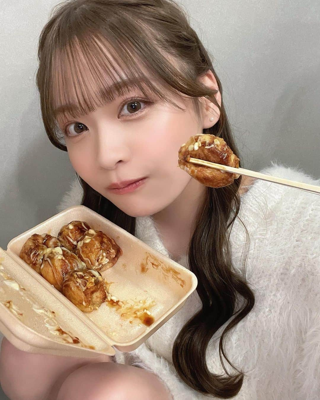 中村果蓮さんのインスタグラム写真 - (中村果蓮Instagram)「たこ焼き買ってもらった🐙 メイクしてもらってる時、ずっといい匂いしてた笑 ・ ・ ・  #たこ焼き  #大阪グルメ  #大阪  #関西  #関西女子  #ロングヘア  #巻き髪  #ヘアアレンジ  #osaka  #Japan」11月25日 22時05分 - nakamura_karen_