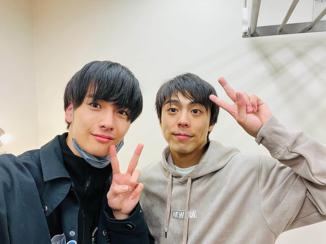 武藤潤さんのインスタグラム写真 - (武藤潤Instagram)「#メイ解き  #小野塚勇人   「ルームメイトと謎解きを」 本日は小野塚さんにとっての大千秋楽でした！ 本当にお疲れ様でした。  今日の笑いあり涙ありの最高の舞台を見届けることができて本当に良かったです！  僕の分まで繋いでくれたことに本当に感謝しています。 舞台稽古の時から、頼れる。尊敬できる。 座長でした。  明日の大千秋楽、僕もやり切ります！」11月25日 21時57分 - junm_0818