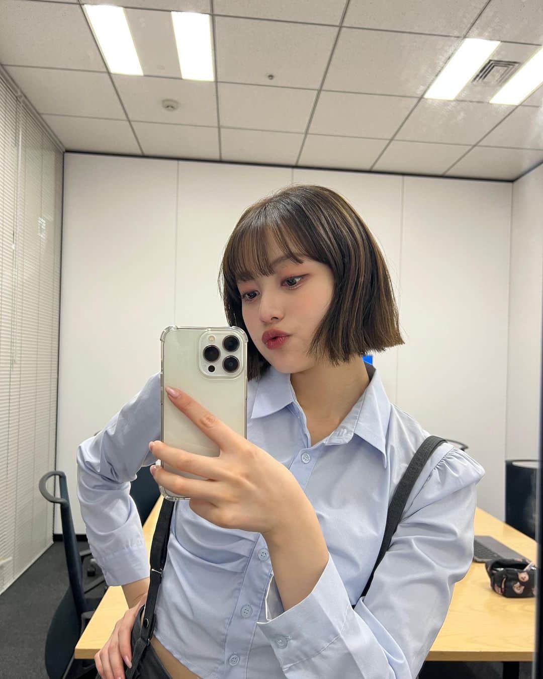 福山絢水のインスタグラム：「やっぱボブかわにゃん🩵🤍🩵」