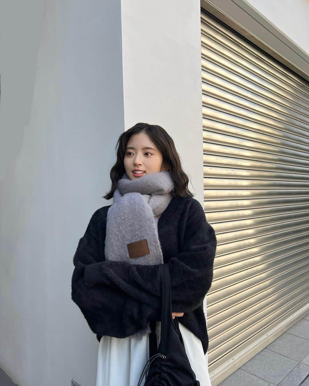 鈴本美愉のインスタグラム：「. Muléauマフラー🩶🩶 今年はフリンジ部分がネジネジしたデザイン🧣」