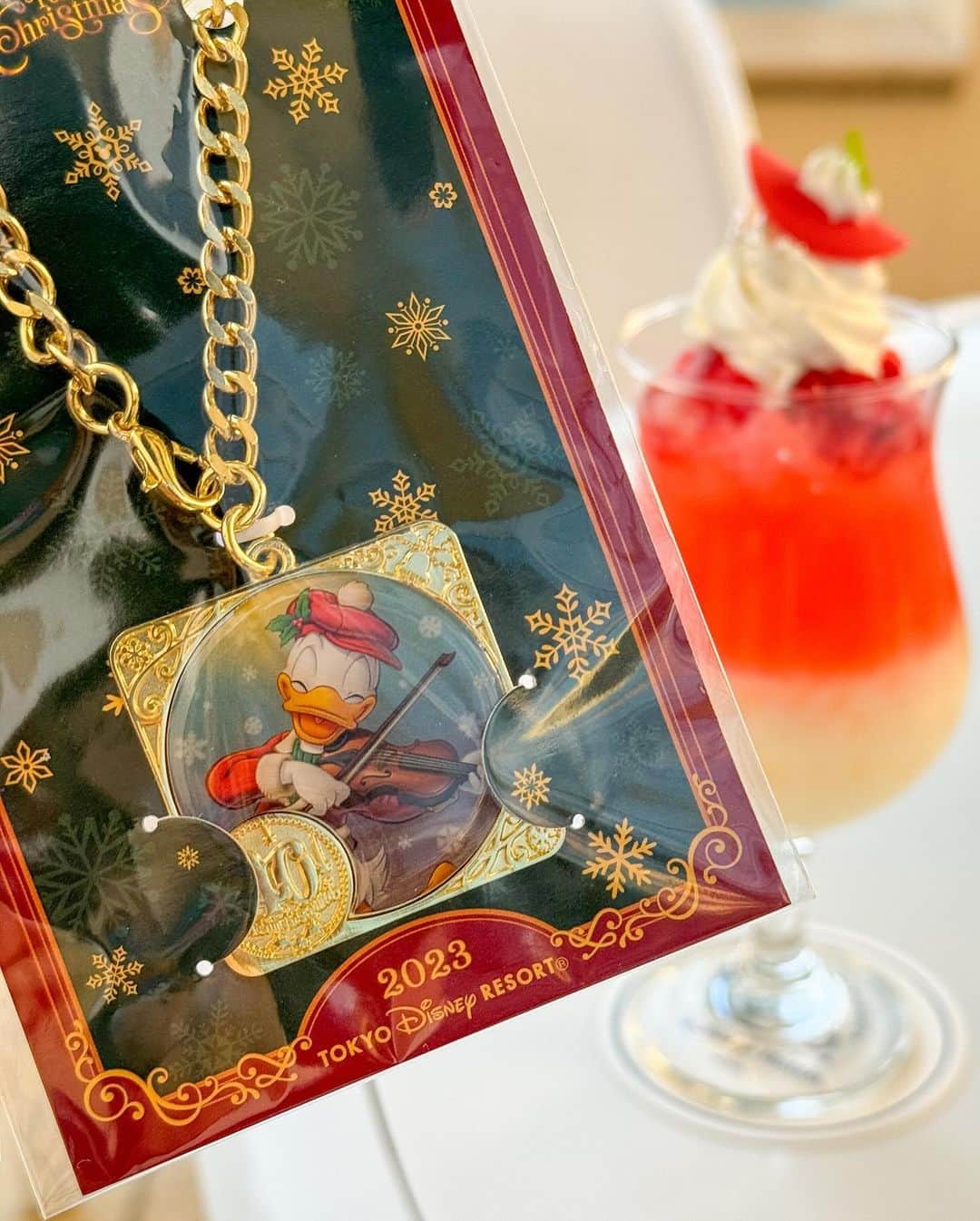 Hatamaさんのインスタグラム写真 - (HatamaInstagram)「＊  ＊  Disney Ambassador Hotel HYPERION LOUNGE “Disney Christmas”Special Drink  .  クリスマスのドナルドをイメージしたスペシャルドリンク🎅  ノンアルコールでとってもお洒落〜✨  ドリンクの下はヨーグルトドリンク、バニラシロップ。  上はマスカットジュースとストロベリーシロップ。  すっきりした甘さでとても美味しかったなあ。  ちなみに、上のチョコレートはドナルドのベレー帽をイメージしているそうです。  .  そして、こちらのスペシャルドリンクを注文するとドナルドのオリジナルチャームがついてきます！(※なくなり次第終了)  40周年ならではのデザインで記念にぴったり✨  .  販売期間は、2023年11月1日〜2023年12月25日まで。  販売店舗は、ディズニーアンバサダーホテル「ハイピリオン・ラウンジ」。  ドリンクのみであれば予約なしで利用可能です🙆‍♀️  ちなみに私は祝日の夕方フラッと立ち寄ったところ、タイミングがよかったようですぐに案内してもらえました！  久々の外席だったけど、夕陽も綺麗で最高だったなあ🥹❣️  ぜひ、みなさんも足を運んでみてくださいね👍  . #disneyambassadorhotel #disneychristmas #hyperionrounge  #ディズニーアンバサダーホテル #ディズニーホテル #ハイピリオンラウンジ #ディズニークリスマス #ディズニークリスマススペシャルドリンク」11月25日 21時58分 - hatama_1118
