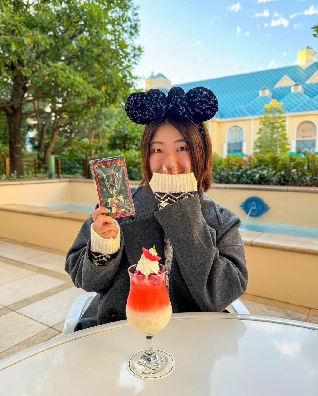 Hatamaさんのインスタグラム写真 - (HatamaInstagram)「＊  ＊  Disney Ambassador Hotel HYPERION LOUNGE “Disney Christmas”Special Drink  .  クリスマスのドナルドをイメージしたスペシャルドリンク🎅  ノンアルコールでとってもお洒落〜✨  ドリンクの下はヨーグルトドリンク、バニラシロップ。  上はマスカットジュースとストロベリーシロップ。  すっきりした甘さでとても美味しかったなあ。  ちなみに、上のチョコレートはドナルドのベレー帽をイメージしているそうです。  .  そして、こちらのスペシャルドリンクを注文するとドナルドのオリジナルチャームがついてきます！(※なくなり次第終了)  40周年ならではのデザインで記念にぴったり✨  .  販売期間は、2023年11月1日〜2023年12月25日まで。  販売店舗は、ディズニーアンバサダーホテル「ハイピリオン・ラウンジ」。  ドリンクのみであれば予約なしで利用可能です🙆‍♀️  ちなみに私は祝日の夕方フラッと立ち寄ったところ、タイミングがよかったようですぐに案内してもらえました！  久々の外席だったけど、夕陽も綺麗で最高だったなあ🥹❣️  ぜひ、みなさんも足を運んでみてくださいね👍  . #disneyambassadorhotel #disneychristmas #hyperionrounge  #ディズニーアンバサダーホテル #ディズニーホテル #ハイピリオンラウンジ #ディズニークリスマス #ディズニークリスマススペシャルドリンク」11月25日 21時58分 - hatama_1118