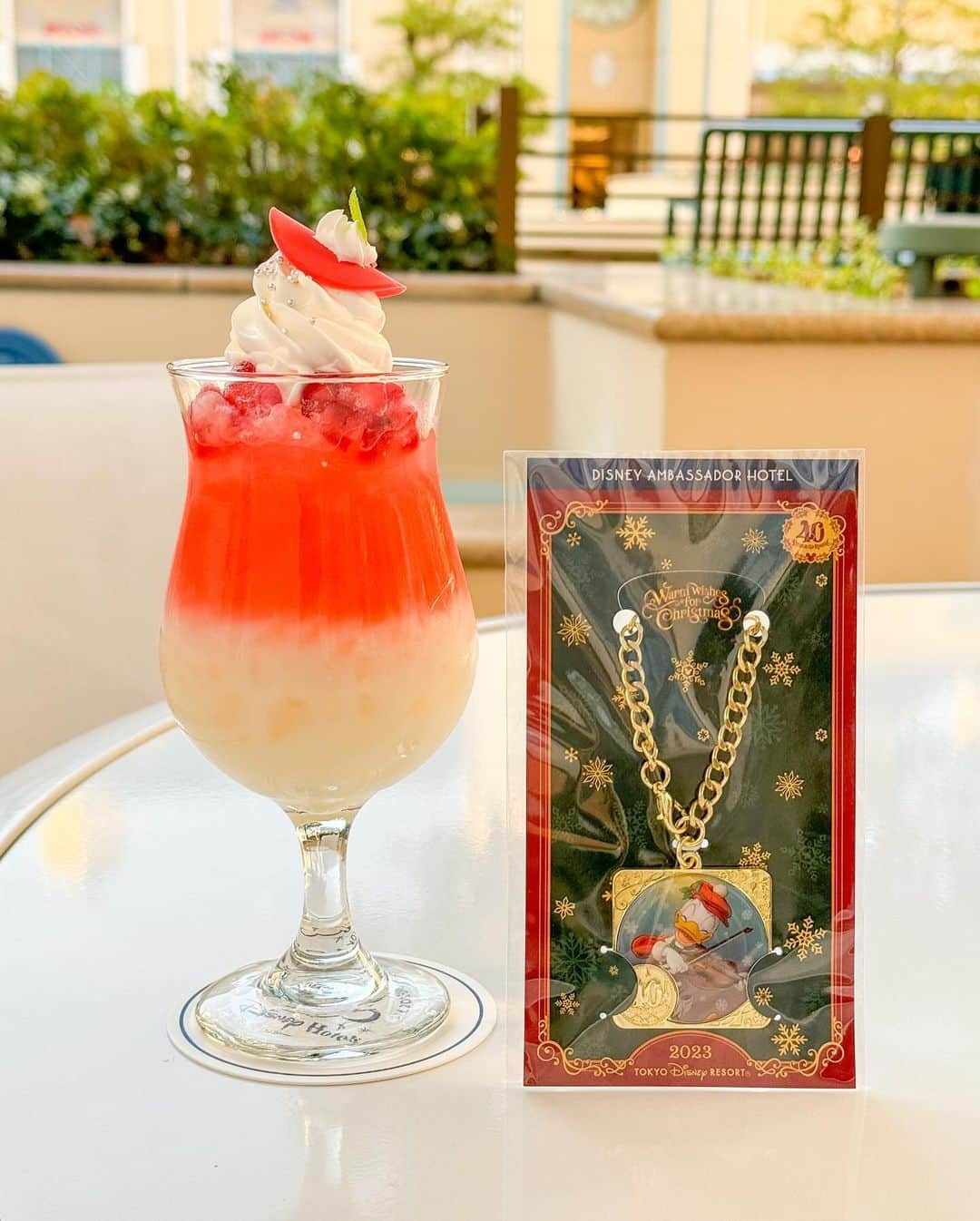 Hatamaさんのインスタグラム写真 - (HatamaInstagram)「＊  ＊  Disney Ambassador Hotel HYPERION LOUNGE “Disney Christmas”Special Drink  .  クリスマスのドナルドをイメージしたスペシャルドリンク🎅  ノンアルコールでとってもお洒落〜✨  ドリンクの下はヨーグルトドリンク、バニラシロップ。  上はマスカットジュースとストロベリーシロップ。  すっきりした甘さでとても美味しかったなあ。  ちなみに、上のチョコレートはドナルドのベレー帽をイメージしているそうです。  .  そして、こちらのスペシャルドリンクを注文するとドナルドのオリジナルチャームがついてきます！(※なくなり次第終了)  40周年ならではのデザインで記念にぴったり✨  .  販売期間は、2023年11月1日〜2023年12月25日まで。  販売店舗は、ディズニーアンバサダーホテル「ハイピリオン・ラウンジ」。  ドリンクのみであれば予約なしで利用可能です🙆‍♀️  ちなみに私は祝日の夕方フラッと立ち寄ったところ、タイミングがよかったようですぐに案内してもらえました！  久々の外席だったけど、夕陽も綺麗で最高だったなあ🥹❣️  ぜひ、みなさんも足を運んでみてくださいね👍  . #disneyambassadorhotel #disneychristmas #hyperionrounge  #ディズニーアンバサダーホテル #ディズニーホテル #ハイピリオンラウンジ #ディズニークリスマス #ディズニークリスマススペシャルドリンク」11月25日 21時58分 - hatama_1118