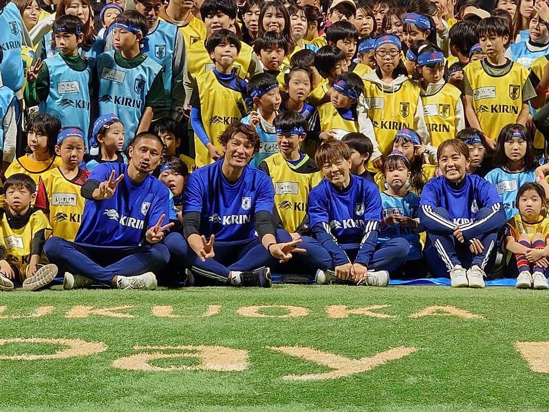 坪井慶介さんのインスタグラム写真 - (坪井慶介Instagram)「「キリンファミリーチャレンジカップ」 福岡PayPayドームでウォーキングフットボール！！ ゲストとして参加させて頂きましたーー  家族で力を合わせて、ゴールを守る！！得点を取る！！ そして、何よりも楽しむ‼️ 笑顔たくさんの楽しい時間でした〜  サッカーで繋がる絆、ボールで繋がる絆 また今日も絆の輪が大きく広がりました👍  #キリンファミリーチャレンジカップ2023  #福岡paypayドーム  #ウォーキングフットボール  #大人も子供も楽しめる  #4世代 での参加もいたよー #巻誠一郎 と #オトコツボイ  #ウォーキングボウズ  #ヘディング と #スライディング 封印して #頑張りました  #それでもなぜか 転がる #全力中年  #楽しかった  #フットブレイン で #勝村政信 さんもいたよー #宮間あや さん #岩渕真奈 さん #リエゾン のみんな #関係者の皆さん  #ありがとうございました  #感謝  #野球のドームだったので  #雰囲気 も #しっかり楽しみました」11月25日 21時58分 - keisuke_tsuboi0916