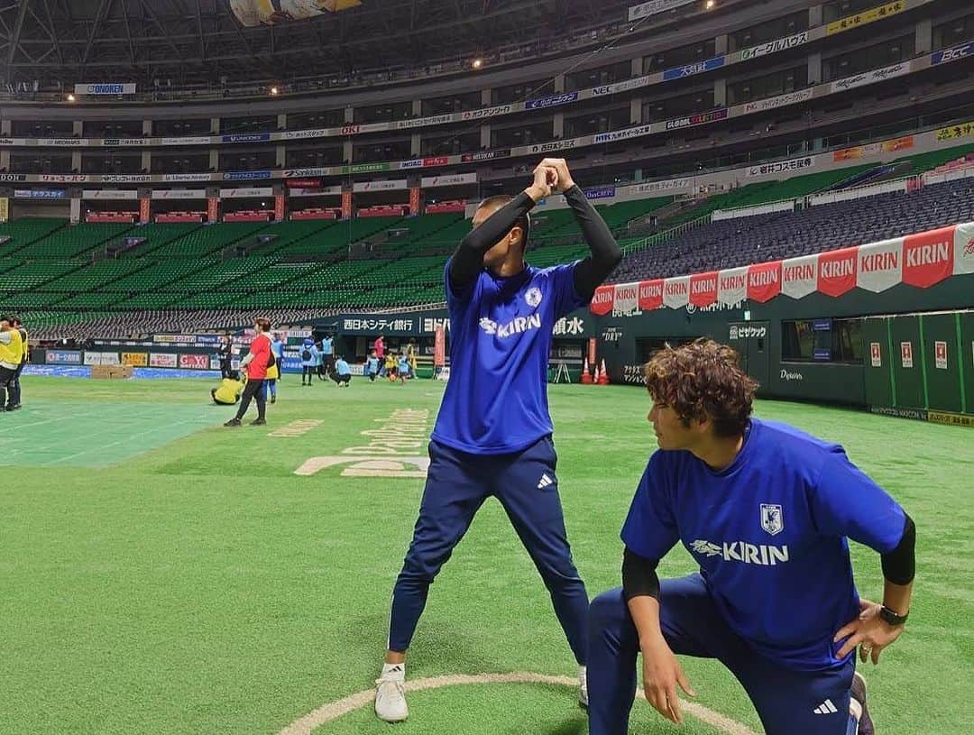 坪井慶介さんのインスタグラム写真 - (坪井慶介Instagram)「「キリンファミリーチャレンジカップ」 福岡PayPayドームでウォーキングフットボール！！ ゲストとして参加させて頂きましたーー  家族で力を合わせて、ゴールを守る！！得点を取る！！ そして、何よりも楽しむ‼️ 笑顔たくさんの楽しい時間でした〜  サッカーで繋がる絆、ボールで繋がる絆 また今日も絆の輪が大きく広がりました👍  #キリンファミリーチャレンジカップ2023  #福岡paypayドーム  #ウォーキングフットボール  #大人も子供も楽しめる  #4世代 での参加もいたよー #巻誠一郎 と #オトコツボイ  #ウォーキングボウズ  #ヘディング と #スライディング 封印して #頑張りました  #それでもなぜか 転がる #全力中年  #楽しかった  #フットブレイン で #勝村政信 さんもいたよー #宮間あや さん #岩渕真奈 さん #リエゾン のみんな #関係者の皆さん  #ありがとうございました  #感謝  #野球のドームだったので  #雰囲気 も #しっかり楽しみました」11月25日 21時58分 - keisuke_tsuboi0916
