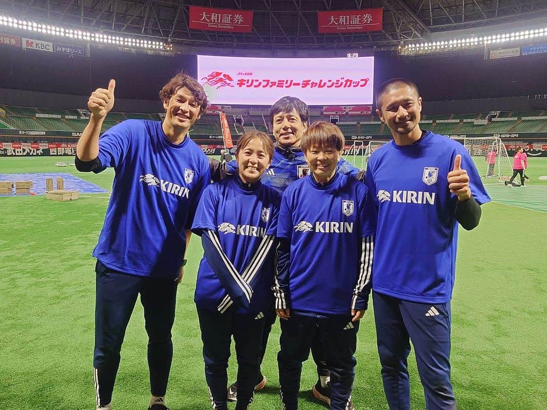 坪井慶介のインスタグラム：「「キリンファミリーチャレンジカップ」 福岡PayPayドームでウォーキングフットボール！！ ゲストとして参加させて頂きましたーー  家族で力を合わせて、ゴールを守る！！得点を取る！！ そして、何よりも楽しむ‼️ 笑顔たくさんの楽しい時間でした〜  サッカーで繋がる絆、ボールで繋がる絆 また今日も絆の輪が大きく広がりました👍  #キリンファミリーチャレンジカップ2023  #福岡paypayドーム  #ウォーキングフットボール  #大人も子供も楽しめる  #4世代 での参加もいたよー #巻誠一郎 と #オトコツボイ  #ウォーキングボウズ  #ヘディング と #スライディング 封印して #頑張りました  #それでもなぜか 転がる #全力中年  #楽しかった  #フットブレイン で #勝村政信 さんもいたよー #宮間あや さん #岩渕真奈 さん #リエゾン のみんな #関係者の皆さん  #ありがとうございました  #感謝  #野球のドームだったので  #雰囲気 も #しっかり楽しみました」