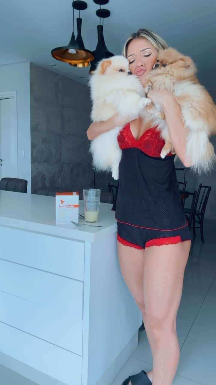 Tatiele Polyanaのインスタグラム：「Buuumdiaaaa Sabadinho 😻🫶🙏🏻 E vamos de rotina diária com meu blend de vitaminas ‘ Multi Catal’ da @catalmedic que é um polivitamínico composto por multinutrientes naturais biodisponíveis como: vitaminas, minerais, aminoácidos, coenzima Q10 e óleo de coco. Que proporciona energia, imunidade e ação antioxidante. Foi desenvolvido para atender as necessidades nutricionais das pessoas que tem dificuldade de absorção, incluindo idosos, pós cirúrgicos e cirurgia bariátrica. .  Eu uso um sachê diário em um copo de 100ml de água, mas podendo tbm tomar com suco ou conforme orientação do seu médico ou nutricionista.  .  Cuide-se sua saúde agradece !!! 💗😊 @catalmedic」