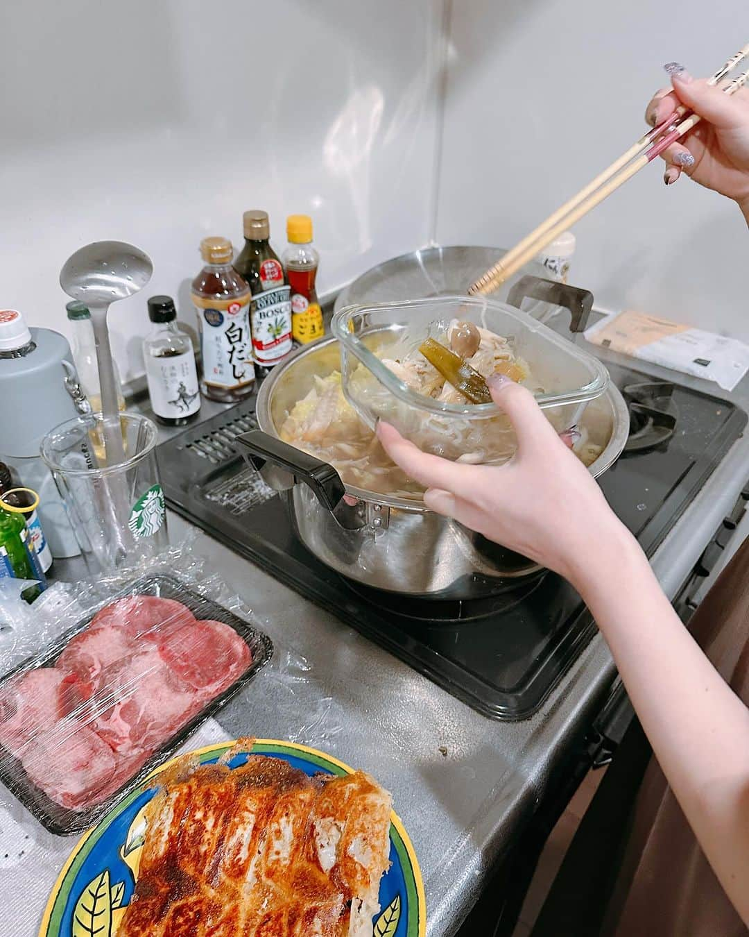 鳴上なごねさんのインスタグラム写真 - (鳴上なごねInstagram)「お友達の家で朝からお鍋会🍲  自炊しない友達の家、だいたい食器と調味料がないのでお出汁とお肉、ポン酢を持って突撃してきました💚  タンしゃぶしちゃった〜✨美味しすぎてみんなで幸せになりました🥩  お肉とお出汁が合わさって、とってもおいしかった☺️ 1人でも家族でもお友達とでも楽しめるお鍋が最高な季節✨ぜひみなさんも楽しんでみてください😊  PR @okinawa_shabushabu_motobu #沖縄しゃぶしゃぶ #しゃぶしゃぶセット #通販グルメ #沖縄グルメ #おうちしゃぶしゃぶ #贅沢ごはん #おうちごはん #日常」11月25日 21時59分 - narug0d