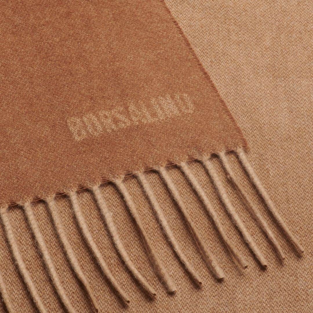 ボルサリーノのインスタグラム：「Cozy camel. Wrap up in a golden luxurious camel shade with a Borsalino FW23 soft accessory scarf in the highest quality material blends of lana, cashmere & modal.  Explore more now on www.borsalino.com」