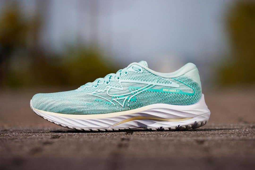 MizunoRunningのインスタグラム：「🎉 Dive into the revolution of running with the new colors of Wave Rider 27, available for presale soon so you can elevate your runs with superior comfort and unstoppable style! 🏃‍♀️💨   #WaveRider27 #mizunorunning」