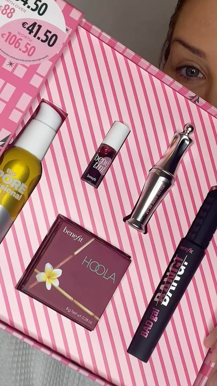 Benefit Cosmetics UKのインスタグラム：「If you haven’t heard by now, where have you been?   The Boots Star Gift is back, and jammed packed with all your Benefit favourites. We see you Hoola bronzer 👀   What better gift to buy a Hoola-fan this Hoola-day season. Why you ask? You get all this for £34.50, and a regular Hoola is…well, we’ll let you do that maths.     Thank us later, happy Hoola-days😘   Shop in-store at your closest Boots or online at boots.com NOW!   #bootsstargift #benefitbootsstargift #christmasgiftidea #beautygift #holidaybeauty #blackfriday #thanksgiving」
