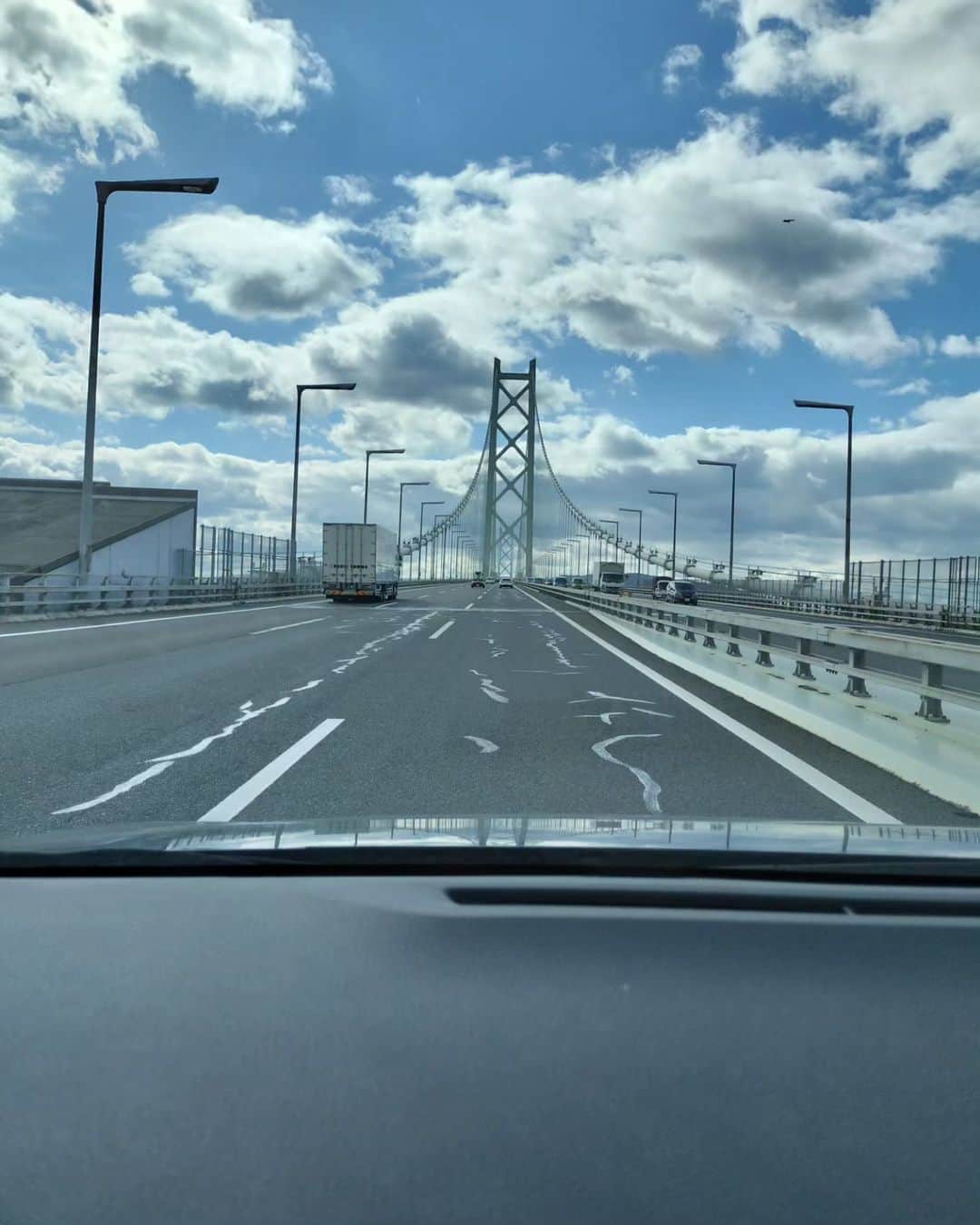 Ritsukoのインスタグラム：「明石海峡大橋を渡り、香川へ来ております。  こんぴら参りしてきました！ 1368段登って明日 (いや明後日以降) 筋肉痛の予感！  骨付鳥もいただき、明日のライブの準備はバッチリ！  明日は　#島フェス森編　 森の水辺ステージ11時30分〜  #mophingpeople は三好さんと二人でアコースティックセットです。 レアな曲もやりますよ🎶  暖かくしてお越しくださいませ〜！  #こんぴらさん #こんぴら参り #香川県丸亀市 #骨付鳥  #島フェス #mophingpeople #明石海峡大橋」