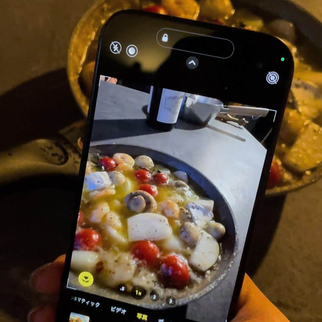 えなちぃのインスタグラム：「久しぶりのアヒージョ🥺 アウトドアで食べるとさらに美味しさ増す🤤❤️」