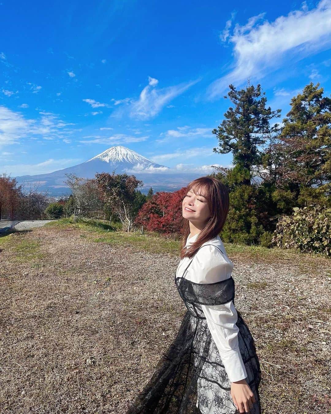 春菜めぐみのインスタグラム：「． 紅葉と富士山綺麗だった〜😍🗻🍁 ． ． 富士山っていつ見てもうっとりするけど この時期は特にすてきだった😮‍💨❤️ 山の空気が美味しくて癒されました...☺️💭 ． ． #holiday #autumn」