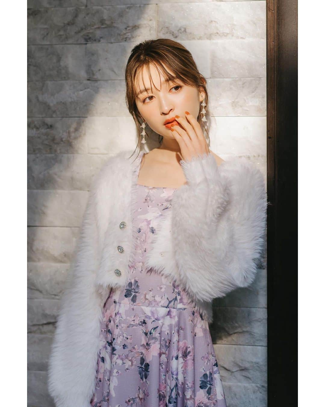 WILLSELECTION OFFICIALのインスタグラム：「fluffy shaggy cardigan💙  ゆるっと羽織ってあざとさ抜群♪ふわふわシャギーVネックカーディガン  ■ fluffy shaggy cardigan ¥9,790 tax in col white.beige.pinkbeige.blue  —————————————————————————  ＼＼ONLINE SHOP・店舗開催✨／／ 【会員様限定10%OFF】 ▶︎ONLINE SHOP 11.22(WED)21:00 -11.27(MON)9:59 ▶︎SHOP 11.23(THU) - 11.26(SUN) ※ 一部対象外店舗がございます。詳しくは店舗までご確認ください  —————————————————————————  —————————————————————————  ＼＼阪急うめだ本店にて開催✨／／ 【ペルソナカード会員様15%OFF】 11.22(WED)-11.26(sun)  ▶︎◀︎NOVELTY FAIR▶︎◀︎ 税込￥35,000以上ご購入の方に先着順でカラーが選べる【オリジナルブローチ付ストール】と【グローブ】をプレゼント！  皆様のご来店を心よりお待ちしております♪  ◆ご来店が難しい方へ◆ リモオーダーサービス・代引き配送にてご購入いただけます お気軽にショップまでお問い合わせください  阪急うめだ本店  06-6313-0698  —————————————————————————  WILLSELECTION公式オンラインサイトは @willselection_official プロフィールTOPのURLよりご覧ください🤍  —————————————————————————  #willselection #ウィルセレクション #ふわふわ #もこもこ #フワモコ部  気になるカラーはありますか？💖🖤」