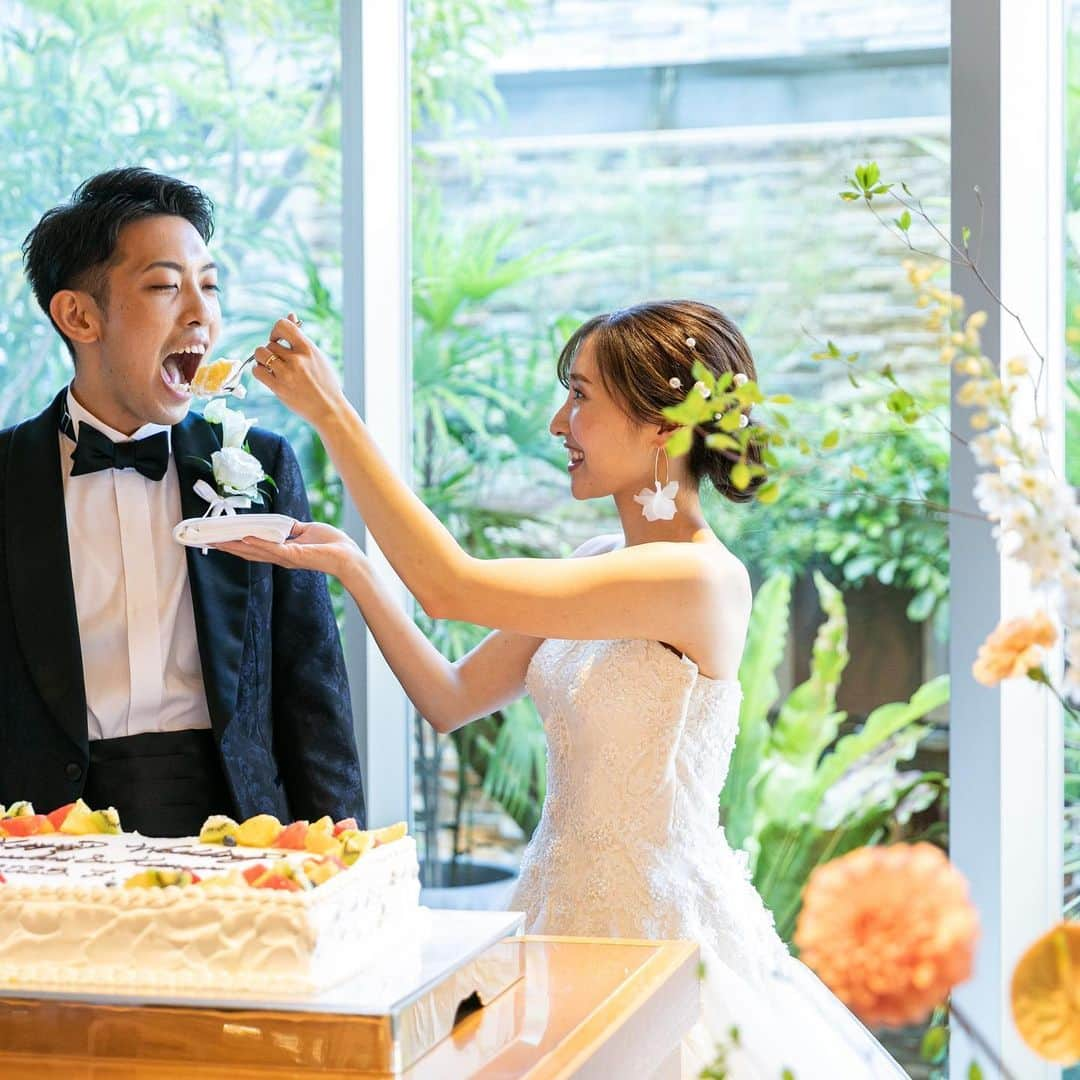 アルカンシエル南青山さんのインスタグラム写真 - (アルカンシエル南青山Instagram)「【ファーストバイト🥄】 ・ 結婚式の定番演出 〝ケーキセレモニー〟 ・ お互いに食べさせあったり ケーキ入刀したりと 盛り上がる演出がたくさん✨️ ・ ゲストの皆様もおふたりの記念の一瞬を カメラに収めます📸 ・ おふたりのオリジナルケーキもおふたりらしさたくさん ぜひおふたりらしい演出を考えてみてはいかがですか . .................................. 南青山で🌱光×水×緑🌿 を感じられる結婚式場🕊✴︎ . 『感謝を、式のまんなかに。』をテー #ウェディングケーキ  #オリジナルケーキ  #オリジナルウェディング  #披露宴レポ  #披露宴レポート  #ファーストバイト  #ウェディングケーキデザイン マに 自然体で感謝が伝わる結婚式の事例を紹介💛 . 👇🏻をタップ🌈👣 @arcenciel.minamiaoyama ......................................  #ウエディングレポート #ウエディングレポ #アルカンシエル #アルカンシエル南青山 #アルカン花嫁 #東京花嫁 #東京プレ花嫁 #東京ウェディング #東京結婚式 #表参道花嫁 #表参道プレ花嫁 #表参道ウェディング #表参道結婚式 #ナチュラルウェディング #日本中のプレ花嫁さんと繋がりたい #感謝を式のまんなかに #2023冬婚 #2024春婚 #2024夏婚 #2024秋婚」11月25日 22時14分 - arcenciel.minamiaoyama