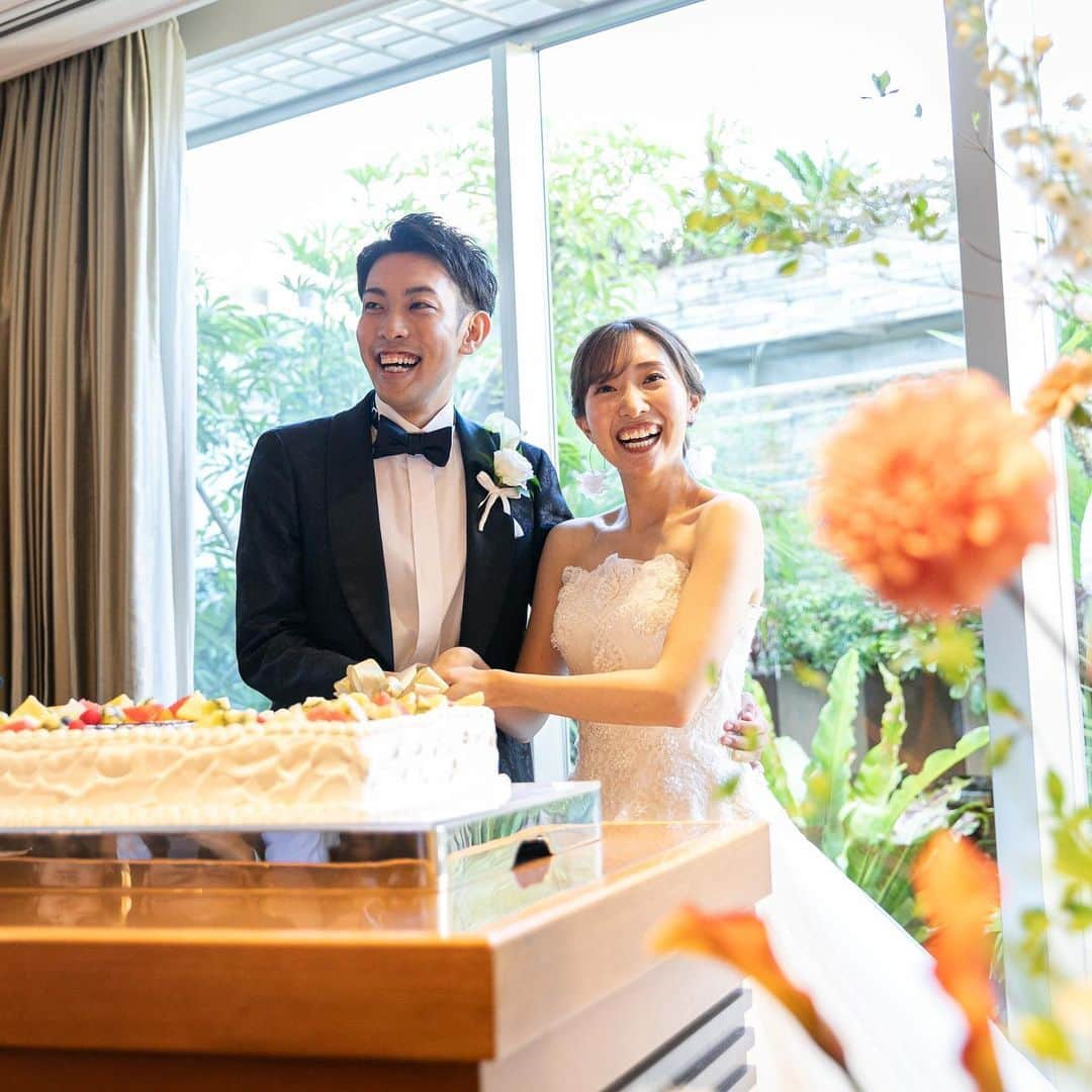 アルカンシエル南青山さんのインスタグラム写真 - (アルカンシエル南青山Instagram)「【ファーストバイト🥄】 ・ 結婚式の定番演出 〝ケーキセレモニー〟 ・ お互いに食べさせあったり ケーキ入刀したりと 盛り上がる演出がたくさん✨️ ・ ゲストの皆様もおふたりの記念の一瞬を カメラに収めます📸 ・ おふたりのオリジナルケーキもおふたりらしさたくさん ぜひおふたりらしい演出を考えてみてはいかがですか . .................................. 南青山で🌱光×水×緑🌿 を感じられる結婚式場🕊✴︎ . 『感謝を、式のまんなかに。』をテー #ウェディングケーキ  #オリジナルケーキ  #オリジナルウェディング  #披露宴レポ  #披露宴レポート  #ファーストバイト  #ウェディングケーキデザイン マに 自然体で感謝が伝わる結婚式の事例を紹介💛 . 👇🏻をタップ🌈👣 @arcenciel.minamiaoyama ......................................  #ウエディングレポート #ウエディングレポ #アルカンシエル #アルカンシエル南青山 #アルカン花嫁 #東京花嫁 #東京プレ花嫁 #東京ウェディング #東京結婚式 #表参道花嫁 #表参道プレ花嫁 #表参道ウェディング #表参道結婚式 #ナチュラルウェディング #日本中のプレ花嫁さんと繋がりたい #感謝を式のまんなかに #2023冬婚 #2024春婚 #2024夏婚 #2024秋婚」11月25日 22時14分 - arcenciel.minamiaoyama