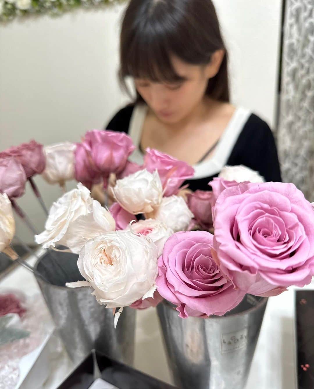 はるちゃんさんのインスタグラム写真 - (はるちゃんInstagram)「結婚式のブーケは静岡県の長泉にある @essential.flower_takakoflower で旦那と一緒に作った💐 プリザーブドで作ったから数年は結婚式の時のままで保存できるのがとても良いし、旦那と一緒に作るのおすすめです🥰 エッセンシャルオイルっていってアロマオイルとお花を組み合わせていい香りのお花でブーケが作れていい思い出になった！  #三島 #三島花屋 #プリザーブドフラワー #ウエディングブーケ #ウエディングブーケ手作り #ブーケ #エッセンシャルオイル #エッセンシャル #アロマオイル #結婚式 #結婚式ブーケ #カラードレスピンク #ブーケ作り　#静岡ブーケ #静岡 #静岡花屋 #静岡プリザーブドフラワー」11月25日 22時05分 - haru_323
