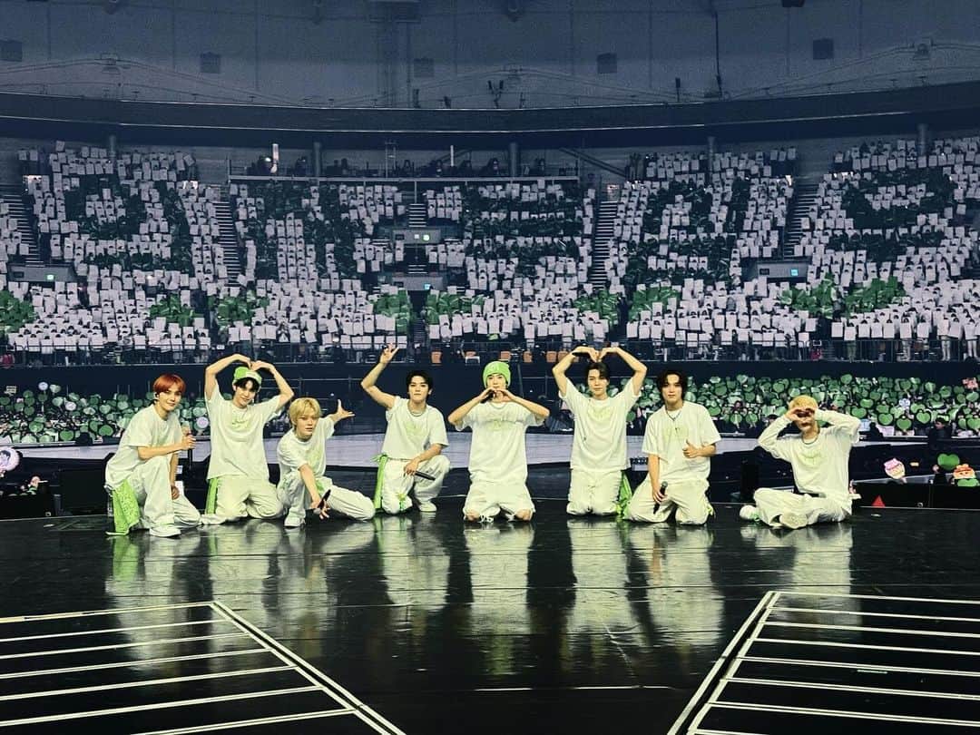 NCT 127のインスタグラム：「NEO CITY : SEOUL - THE UNITY ✨🤍DAY 5🤍✨  💚시즈니의 자부심 우리칠💚 🌱우리칠의 자부심 시즈니🌱  #NCT127 #NEOCITY #NEOCITY_THE_UNITY #NCT127_NEOCITY_THE_UNITY」