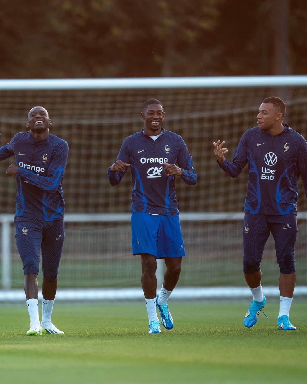 のインスタグラム：「𝑪𝒆𝒔 𝒕𝒓𝒐𝒊𝒔-𝒍𝒂̀ 🔥🤩  #FiersdetreBleus」