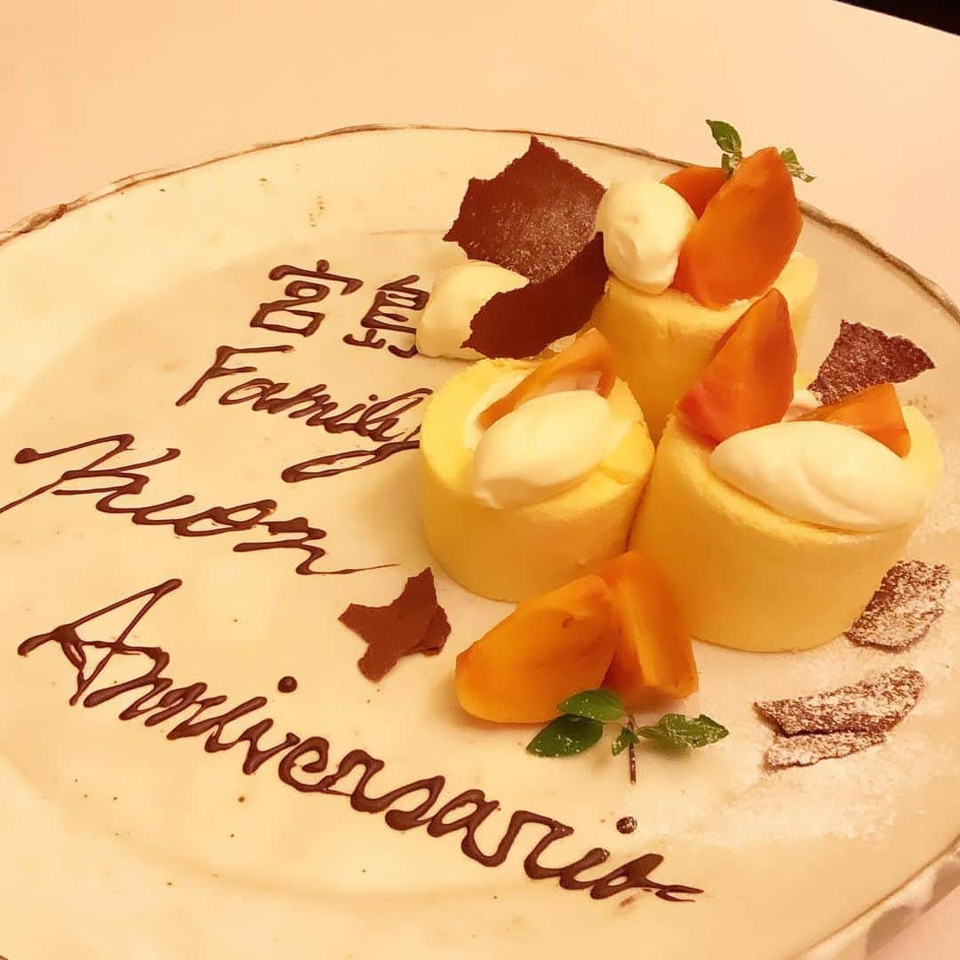 志摩有子のインスタグラム：「35回目の結婚記念日。 30年以上のお付き合いになる弥平シェフのお店 @piattosuzuki_ で。 我が家のお祝いごとはいつもこちらで。 いつ食べても何度食べても美味しい。そんなお店と長くお付き合いできるのは幸せ。  #結婚記念日 #弥平さんありがとう」
