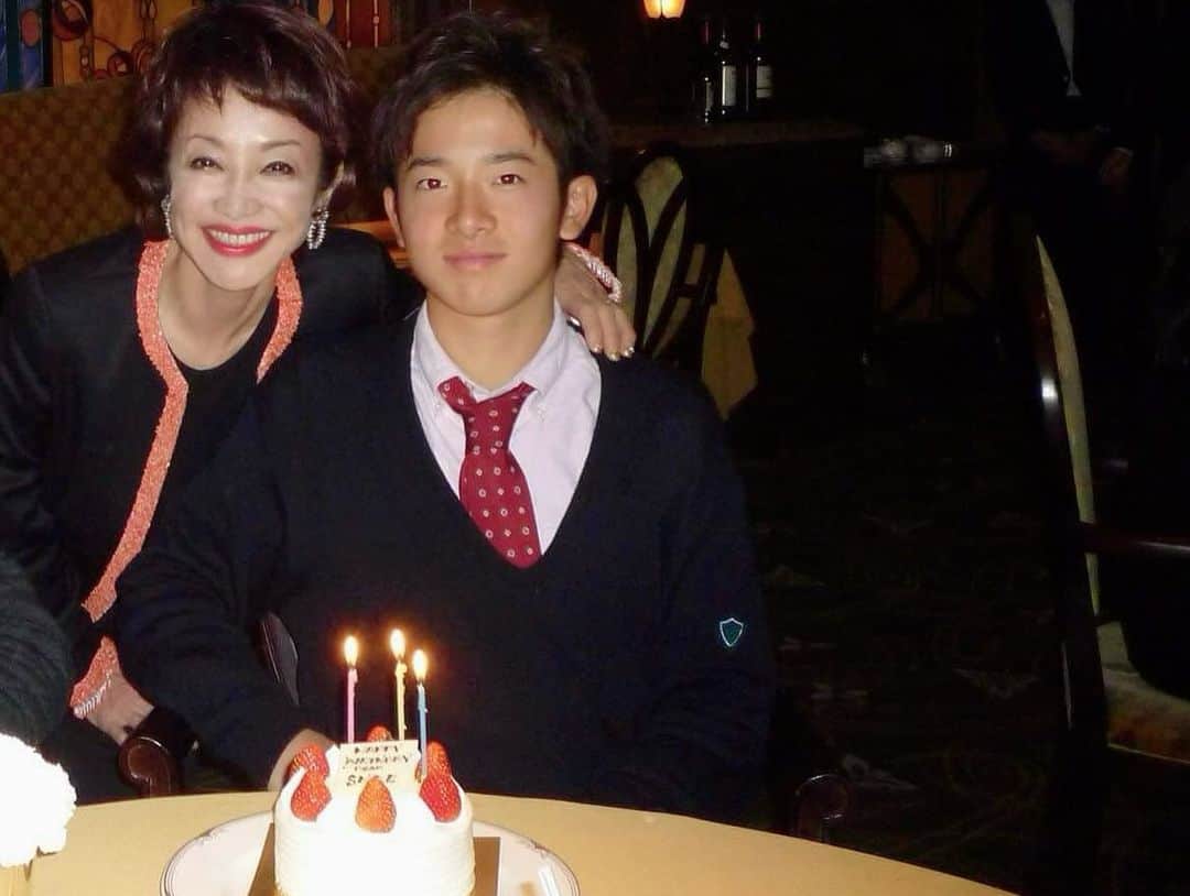南美希子さんのインスタグラム写真 - (南美希子Instagram)「1日早い息子の27回目の誕生日を祝って来ました。 ベビーベッドの時から誕生日にはこちらのレストランで家族で食事をするのが恒例行事でした。4年前に建て替えがあり我々が通うフレンチレストランもリニューアル。入り口のガラスの飾りものは昔のオーキドバーのものを蘇らせて使っています。私の大好きな場所です。 最後の写真はちょうど10年前の旧レストランでの写真です。 #誕生日祝い」11月25日 22時11分 - mikiko_minami