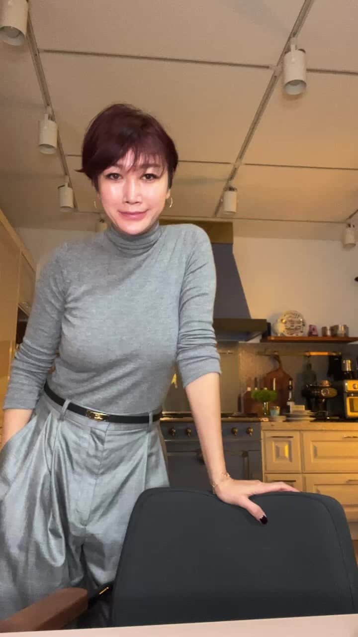 ピョン･ジョンスのインスタグラム：「24시간 간헐적단식부터   여러분들의 훈수 ! 잘 새겨들을께요!  난 굶는다 생각했는데 그게 아니군요  낼 12시까지 금식 ! 근데 홍삼절편을 2개나 먹었네 😵‍💫 마리호야캐시터틀에 베르사체까지 보여주고  배에서 꼬르륵대서 라방종료 🤪 다들 사이트에서 미리보기 먼저하슈! 난 자러가유 💨💨🙌🏼」