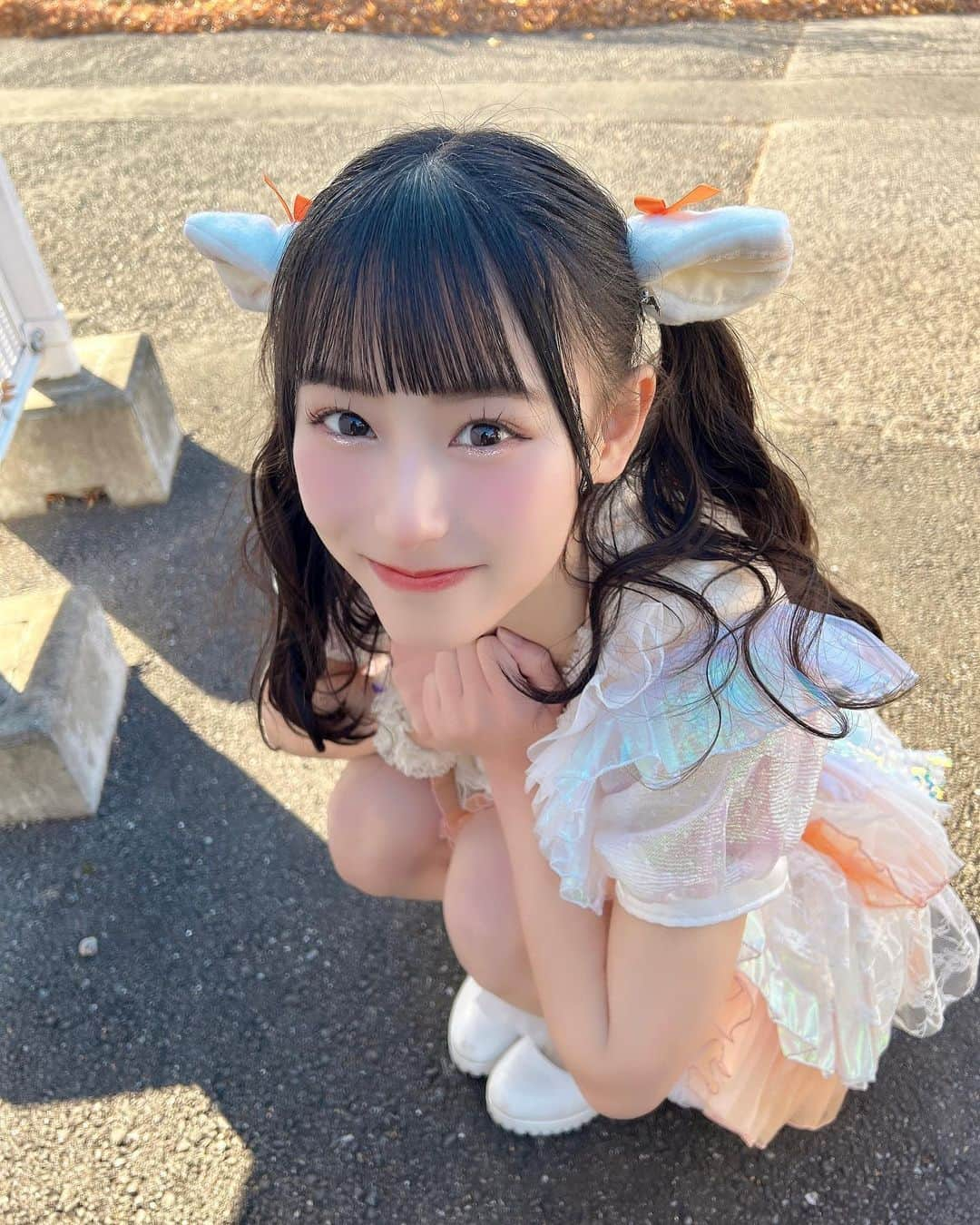 山崎玲奈のインスタグラム：「動物園でライブ新鮮で楽しかった！🐏💭💤  ひつじになったよ🌟 ((山崎母の手作り🪡  ・ #東武動物公園#動物園#ケモ耳#カチューシャアレンジ#カチューシャ#アイドル#ツインテール#ツインテールアレンジ」