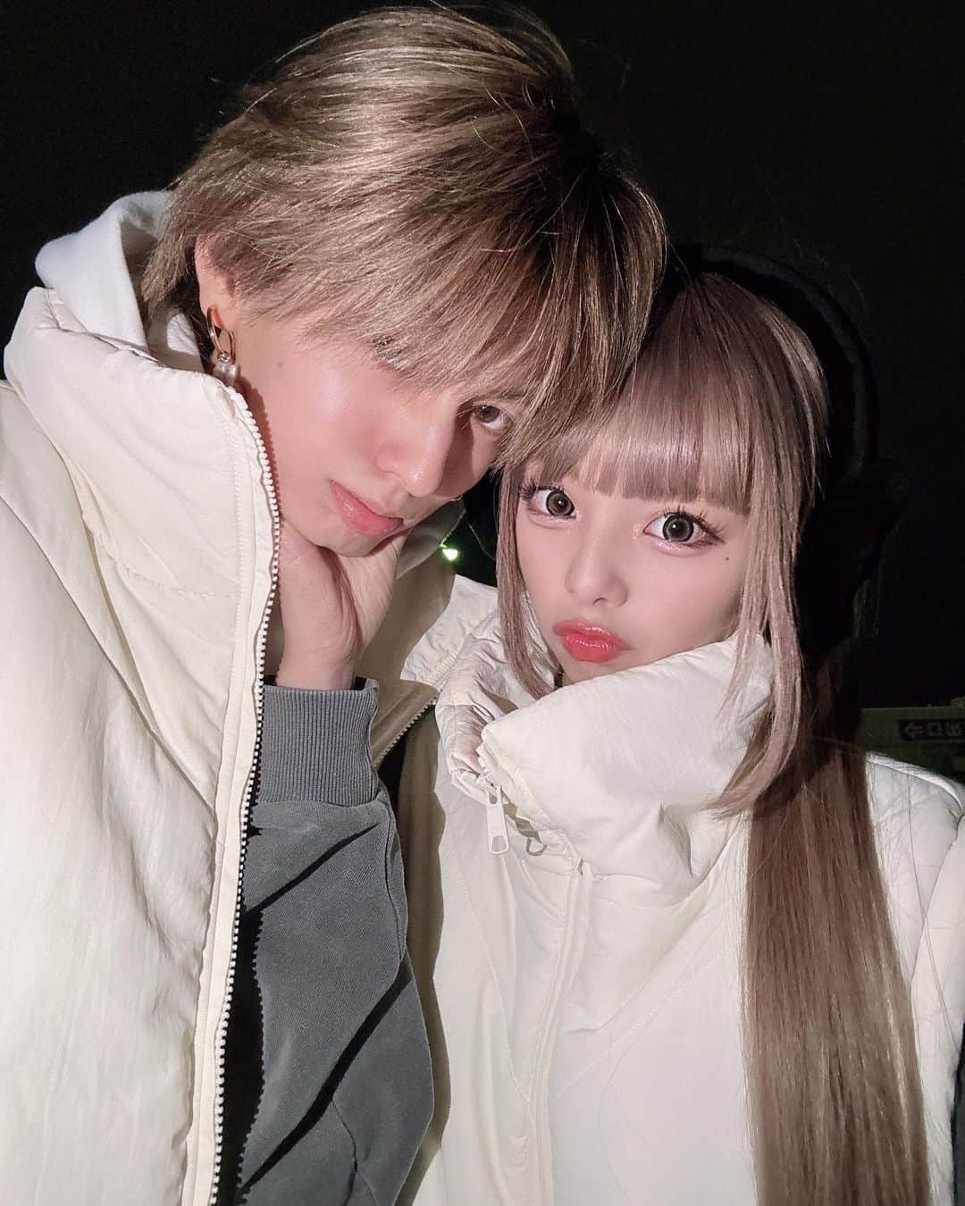 のインスタグラム：「あいちゃんの髪色かわってて かわいかったです☺︎☺︎☺︎☺︎☺︎  あとおそろいのダウンベストきました！！！！ @shaggie_official さんのでち」