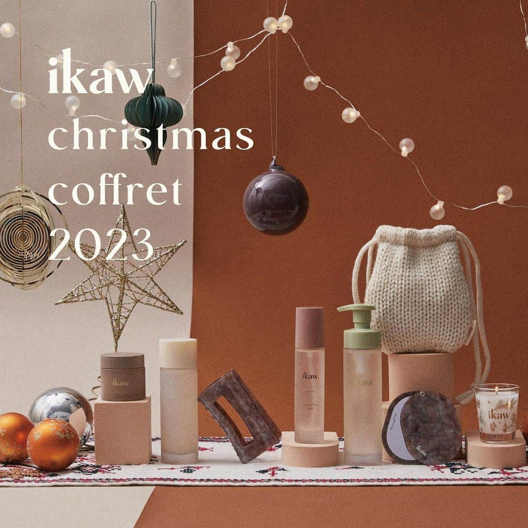 ラブリさんのインスタグラム写真 - (ラブリInstagram)「- ikaw christmas coffretが12月1日に限定発売します。今年は選べる可愛さ爆発です❤️‍🔥❤️‍🔥❤️‍🔥❤️‍🔥  パープルブラウン、シェルの風合いがなんとも可愛いヘアクリップ、そしてコロンとしたミラー、真っ白なニット巾着。一から型を作った完全オリジナルで作りました🦭  大きめスクエアがヘアのポイントになるし（毎日すでに愛用している）"すべてからあなたを見つけて"という気持ちでミラーに刻印❤︎ニット巾着はikawの香りがするキャンドルがついてくるのでこの冬、お部屋を香らせてあげてね🕯取手を長〜くしたのでミニポーチでも持ち歩けます。  これらのコフレ達は、スキンケアアイテムセットに無料でついてくるのでお得しかありません🐨🦭🦭  ということで数量限定ですが是非手に入れてほしいです。  12月1日朝10時からikawオンラインにて一斉販売。 しばしお待ちくださいね🎅　イズミサンタより  @ikaw_official  #あなたが選べるクリスマス」11月25日 22時22分 - loveli_official