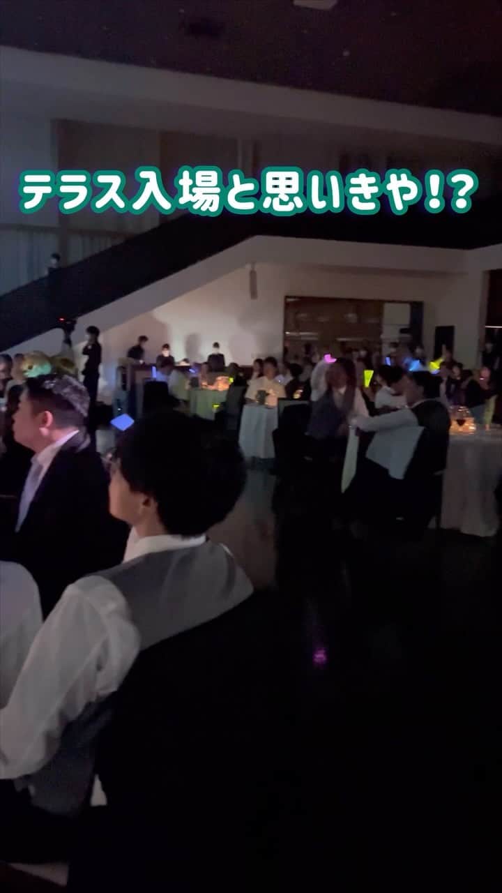 麗風つくばシーズンズテラスのインスタグラム：「素敵な入場演出🎬 ゲストも大盛り上がりでした✨  ￣￣￣￣ ブライダルフェア予約や卒花レポートは 【 @rayfuu 】のトップページ【 URL 】からcheck!  ◎ブライダルフェア 料理重視必見の無料コース試食や アクセス抜群の貸切邸宅をまるごと見学 目の前には滝が流れる緑と光のチャペルは ゲストもリラックスできる開放的な空間 コロナ対策や見積もり相談等 安心できるコンテンツも盛り沢山です。 つくばで式場お探しならぜひ麗風へ。  ◎Staff Blog 気になるウエディングアイテムや 進行のアイディア、実際の結婚式のエピソード等 お役立ち情報満載です＊*  ◎Wedding Report 麗風卒花嫁様のコロナ禍でのリアルな ウエディングレポート公開中！ 今って人数どれくらいでやってるの？ 少人数ウエディングってどんな感じ？ リアル卒花レポートをぜひご覧ください♪°  ￣￣￣￣￣￣」