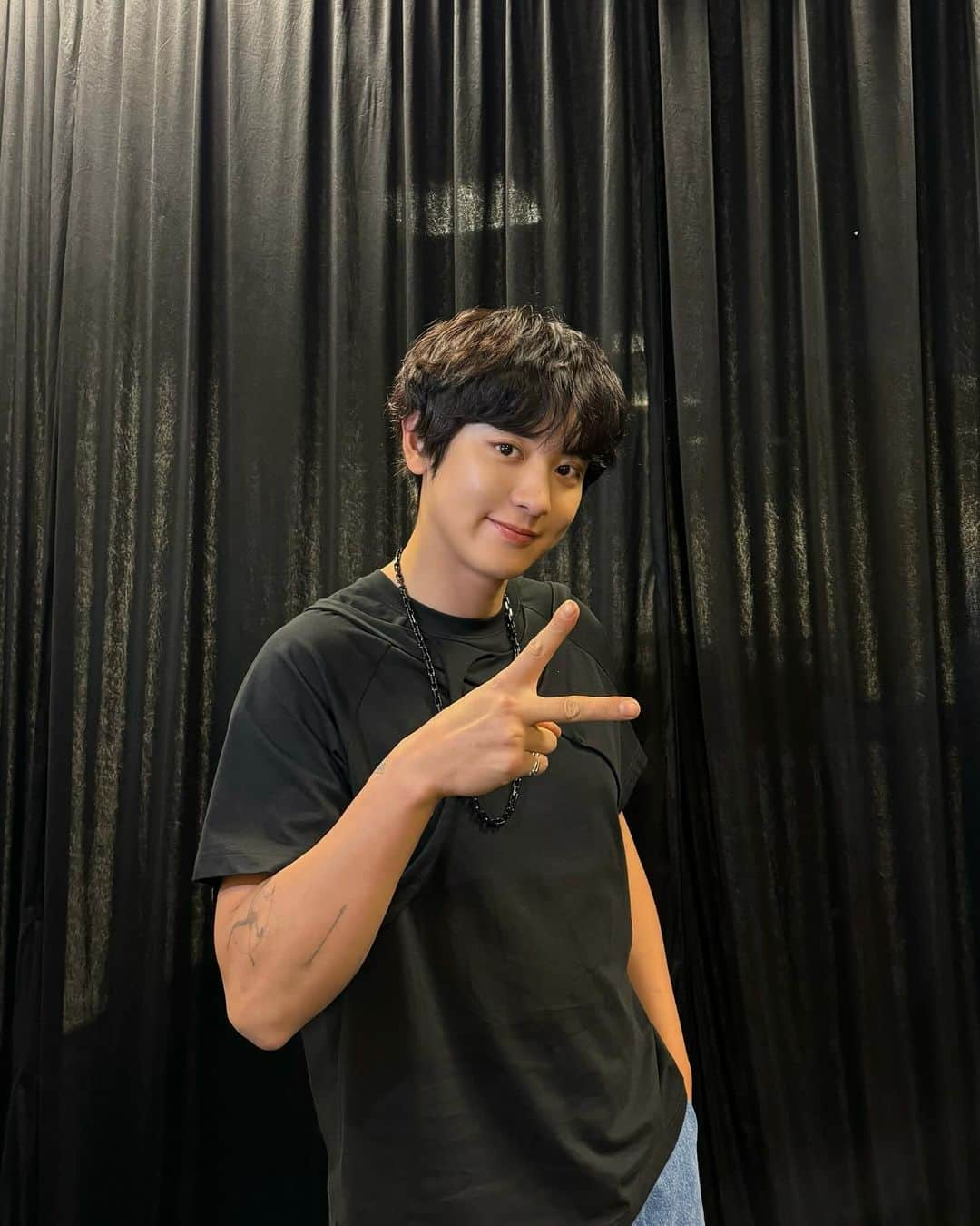 EXOのインスタグラム：「✨🍒✌🏻✨  #CHANYEOL #찬열 @real__pcy  #EXO #엑소 #weareoneEXO #CHANYEOL_FANCON_TOUR #THE_ETERNITY #HongKong」