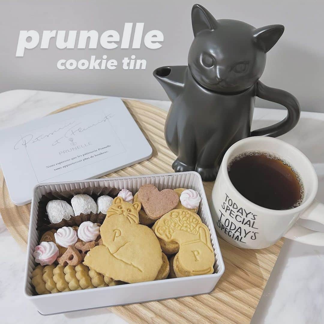 のインスタグラム：「かわいい~🐈‍⬛  @cafe.prunelle のプレミアムクッキー缶🍪  北海道産の材料をふんだんに使用した、パティシエが作るクッキー缶♡ 毎月季節に合わせたプレミアムクッキー缶も数量限定で販売していて累計1000缶以上売れているそう🌟  〜内容〜 型抜きクッキー2種 ベリーサブレ(ハート・P・R・U) ブールドネージュ×3 黒糖サブレ×7 サブレヴィエノワ×3 ディアマン・チョコチップ×6 ディアマン・ヘーゼル×6 ベリーメレンゲ  かわいくてどれも美味しい~♡ そして映えも◎✨  プレゼントにもオススメ🎁#PR  10%offクーポン 　　↓↓↓↓ 　　EEE33  詳しくはストーリーからチェックしてみて下さい🏷️ . . . . #クッキー#猫#cat  #クッキー缶 #prunelleのクッキー缶 #猫クッキー」