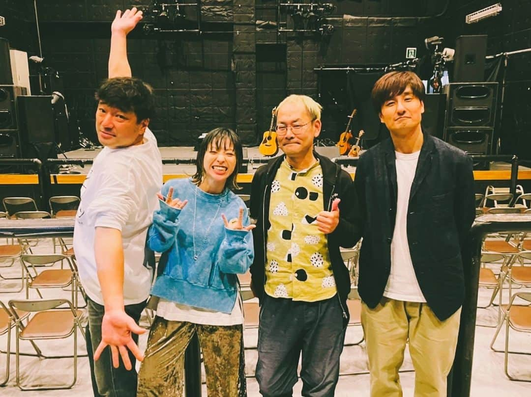 kainatsuのインスタグラム：「「ナツさん京さん晴さんの #東海道音楽紀行 2023」完！！！！🎉  動員も、LIVEの仕上がりも、みんなのお陰で昨年を超えていけました🌋 本当にありがとうございました🥲🫶  あれだけ二人にいじられ笑い転げても声を枯らさず歌い切った自分を褒めたい。笑  後半会場の熱量が凄くて🔥それに呼応するようにリミッター外してやってたら、ラス前の「未完成の地図」で演奏＆コーラスしながら生まれて初めて酸欠で倒れそうになったw いやはや無事でよかったですw  いつも愛情たっぷりに照明を担当してくれる浜松窓枠の潤さんと！今日の照らしも最高っした！🙌❤️‍🔥  そして何より、京さん。晴さん。 「この企画は準備が大変なんだよーー」っていつも愚痴こぼしながらめちゃくちゃ練習してLIVEに臨んでくれるお2人が大好きです。  #東海道音楽紀行 来年は5周年！！ ちょっぴり盛大にかましたいとこですねぇ🔥」