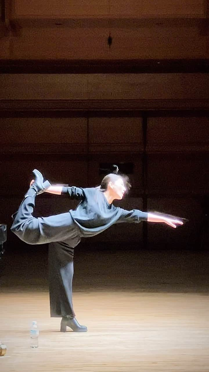 田中彩子のインスタグラム：「Warming up at Rehearsal 🙌🏻 体幹が正しく整い呼吸が深く吸えていれば、どんな体勢でも歌えるというのが私なりの考えなのでいつもこのように動きながら体を確かめています。 やってみてください☺️ リサイタルツアー2023 明日11月26日は長崎公演、 12/2は浜松公演🔥」