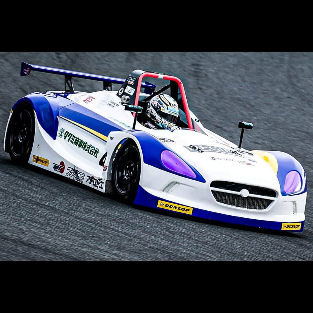 中澤卓也さんのインスタグラム写真 - (中澤卓也Instagram)「FCR-VITA最終戦、無事にレースウィークを終えました👍  エントリーは全40台、予選は10番手タイムだったものの走路外走行のペナルティで4グリッド降格となり決勝は14番手スタート。 決勝は8番手チェッカー、目標に掲げた今季ベストリザルトでのチェッカーとはなりませんでしたが最終戦も完走することが出来ました。 予選でのペナルティは完全な自分のミスであり、決勝でのポジションも満足できる結果ではなかっただけに、悔しさが残る最終戦となりました。この気持ちは、来シーズンにぶつけたいと思います。  今シーズンは4輪レースデビュー1年目、FCR-VITAをはじめたくさんのレースで多くの学びがたくさんありました！ 事故なく無事に、すべてのレースを完走で終えることが出来たことは良かったです。 支えて頂いたスポンサーの皆さま、関係者の皆さま、チームの皆さん、サーキットに駆け付けてくれた皆さん、全国から応援してくれた皆さん、本当にありがとうございました！  来シーズンも音楽活動はもちろんのこと、レースでも結果を残していけるシーズンに出来るように頑張ります。 僕の活動を通して、音楽とレースという2つの分野がより注目されるようになったり、互いに新しいお客さんがどんどん増えていくような活動も積極的に取り組めたらと思います。  改めて、好きなことに全力で向かわせてもらえている環境に感謝。 皆さん、ありがとうございました！！！  #タクミ商事株式会社 #株式会社風雅 #風雅巻き #ssr #ssrwheels #degimo #yssjapan #arai #アライヘルメット #アウティスタ #protex #sev #yokohamagoodfactory #eyebrowsracing #ピアレマート #備長炭焼肉てんてん #mosthmracing #fcrvita #vitaclub #westracing #富士スピードウェイ #モータースポーツ #シンガーソングドライバー #handsmade #陽はまた昇る #中澤卓也」11月25日 22時17分 - takuya_nakazawa.118
