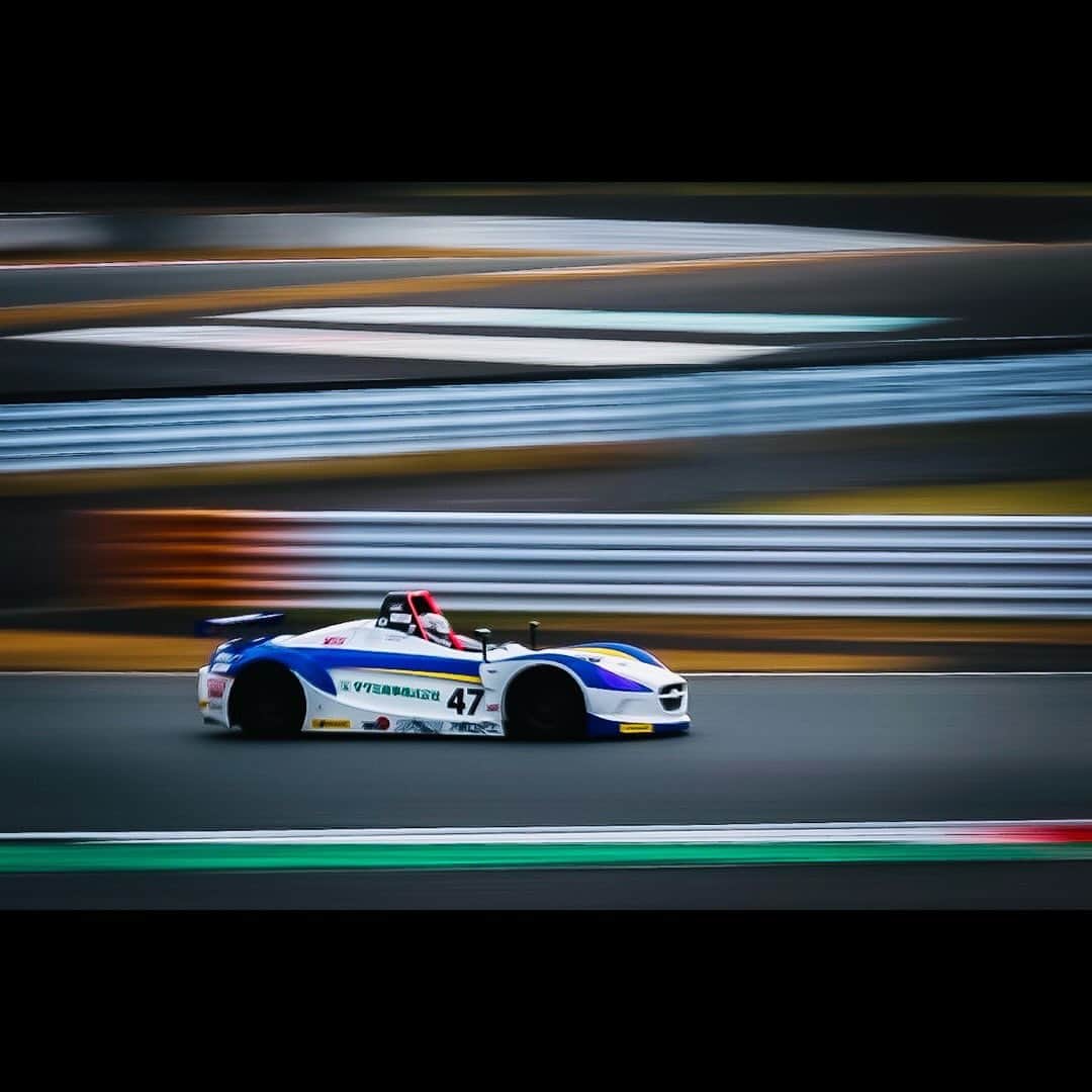 中澤卓也さんのインスタグラム写真 - (中澤卓也Instagram)「FCR-VITA最終戦、無事にレースウィークを終えました👍  エントリーは全40台、予選は10番手タイムだったものの走路外走行のペナルティで4グリッド降格となり決勝は14番手スタート。 決勝は8番手チェッカー、目標に掲げた今季ベストリザルトでのチェッカーとはなりませんでしたが最終戦も完走することが出来ました。 予選でのペナルティは完全な自分のミスであり、決勝でのポジションも満足できる結果ではなかっただけに、悔しさが残る最終戦となりました。この気持ちは、来シーズンにぶつけたいと思います。  今シーズンは4輪レースデビュー1年目、FCR-VITAをはじめたくさんのレースで多くの学びがたくさんありました！ 事故なく無事に、すべてのレースを完走で終えることが出来たことは良かったです。 支えて頂いたスポンサーの皆さま、関係者の皆さま、チームの皆さん、サーキットに駆け付けてくれた皆さん、全国から応援してくれた皆さん、本当にありがとうございました！  来シーズンも音楽活動はもちろんのこと、レースでも結果を残していけるシーズンに出来るように頑張ります。 僕の活動を通して、音楽とレースという2つの分野がより注目されるようになったり、互いに新しいお客さんがどんどん増えていくような活動も積極的に取り組めたらと思います。  改めて、好きなことに全力で向かわせてもらえている環境に感謝。 皆さん、ありがとうございました！！！  #タクミ商事株式会社 #株式会社風雅 #風雅巻き #ssr #ssrwheels #degimo #yssjapan #arai #アライヘルメット #アウティスタ #protex #sev #yokohamagoodfactory #eyebrowsracing #ピアレマート #備長炭焼肉てんてん #mosthmracing #fcrvita #vitaclub #westracing #富士スピードウェイ #モータースポーツ #シンガーソングドライバー #handsmade #陽はまた昇る #中澤卓也」11月25日 22時17分 - takuya_nakazawa.118