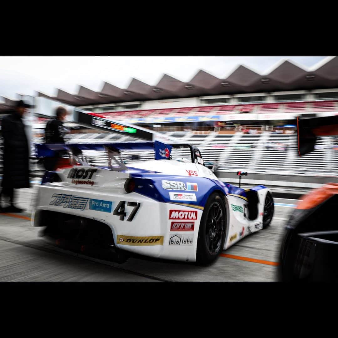 中澤卓也さんのインスタグラム写真 - (中澤卓也Instagram)「FCR-VITA最終戦、無事にレースウィークを終えました👍  エントリーは全40台、予選は10番手タイムだったものの走路外走行のペナルティで4グリッド降格となり決勝は14番手スタート。 決勝は8番手チェッカー、目標に掲げた今季ベストリザルトでのチェッカーとはなりませんでしたが最終戦も完走することが出来ました。 予選でのペナルティは完全な自分のミスであり、決勝でのポジションも満足できる結果ではなかっただけに、悔しさが残る最終戦となりました。この気持ちは、来シーズンにぶつけたいと思います。  今シーズンは4輪レースデビュー1年目、FCR-VITAをはじめたくさんのレースで多くの学びがたくさんありました！ 事故なく無事に、すべてのレースを完走で終えることが出来たことは良かったです。 支えて頂いたスポンサーの皆さま、関係者の皆さま、チームの皆さん、サーキットに駆け付けてくれた皆さん、全国から応援してくれた皆さん、本当にありがとうございました！  来シーズンも音楽活動はもちろんのこと、レースでも結果を残していけるシーズンに出来るように頑張ります。 僕の活動を通して、音楽とレースという2つの分野がより注目されるようになったり、互いに新しいお客さんがどんどん増えていくような活動も積極的に取り組めたらと思います。  改めて、好きなことに全力で向かわせてもらえている環境に感謝。 皆さん、ありがとうございました！！！  #タクミ商事株式会社 #株式会社風雅 #風雅巻き #ssr #ssrwheels #degimo #yssjapan #arai #アライヘルメット #アウティスタ #protex #sev #yokohamagoodfactory #eyebrowsracing #ピアレマート #備長炭焼肉てんてん #mosthmracing #fcrvita #vitaclub #westracing #富士スピードウェイ #モータースポーツ #シンガーソングドライバー #handsmade #陽はまた昇る #中澤卓也」11月25日 22時17分 - takuya_nakazawa.118
