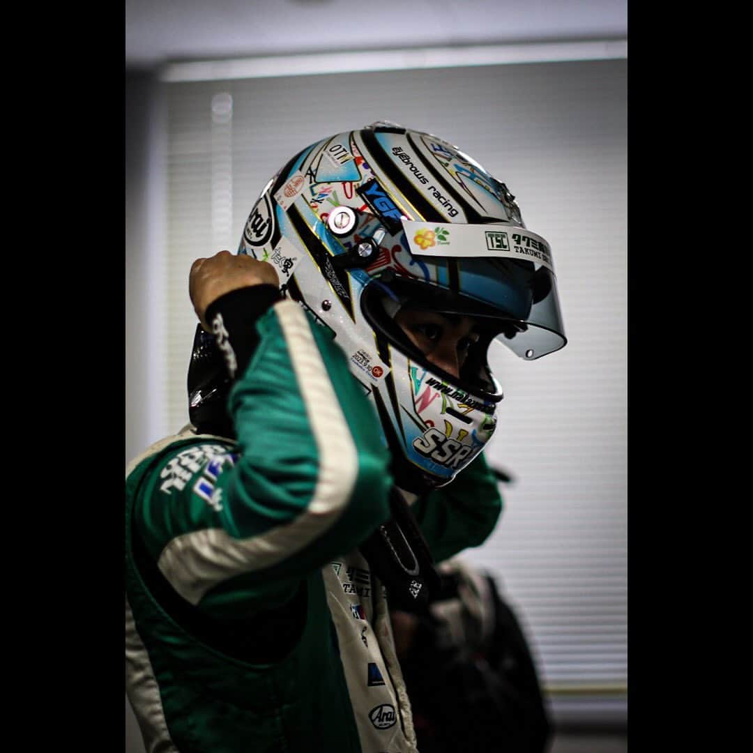 中澤卓也さんのインスタグラム写真 - (中澤卓也Instagram)「FCR-VITA最終戦、無事にレースウィークを終えました👍  エントリーは全40台、予選は10番手タイムだったものの走路外走行のペナルティで4グリッド降格となり決勝は14番手スタート。 決勝は8番手チェッカー、目標に掲げた今季ベストリザルトでのチェッカーとはなりませんでしたが最終戦も完走することが出来ました。 予選でのペナルティは完全な自分のミスであり、決勝でのポジションも満足できる結果ではなかっただけに、悔しさが残る最終戦となりました。この気持ちは、来シーズンにぶつけたいと思います。  今シーズンは4輪レースデビュー1年目、FCR-VITAをはじめたくさんのレースで多くの学びがたくさんありました！ 事故なく無事に、すべてのレースを完走で終えることが出来たことは良かったです。 支えて頂いたスポンサーの皆さま、関係者の皆さま、チームの皆さん、サーキットに駆け付けてくれた皆さん、全国から応援してくれた皆さん、本当にありがとうございました！  来シーズンも音楽活動はもちろんのこと、レースでも結果を残していけるシーズンに出来るように頑張ります。 僕の活動を通して、音楽とレースという2つの分野がより注目されるようになったり、互いに新しいお客さんがどんどん増えていくような活動も積極的に取り組めたらと思います。  改めて、好きなことに全力で向かわせてもらえている環境に感謝。 皆さん、ありがとうございました！！！  #タクミ商事株式会社 #株式会社風雅 #風雅巻き #ssr #ssrwheels #degimo #yssjapan #arai #アライヘルメット #アウティスタ #protex #sev #yokohamagoodfactory #eyebrowsracing #ピアレマート #備長炭焼肉てんてん #mosthmracing #fcrvita #vitaclub #westracing #富士スピードウェイ #モータースポーツ #シンガーソングドライバー #handsmade #陽はまた昇る #中澤卓也」11月25日 22時17分 - takuya_nakazawa.118