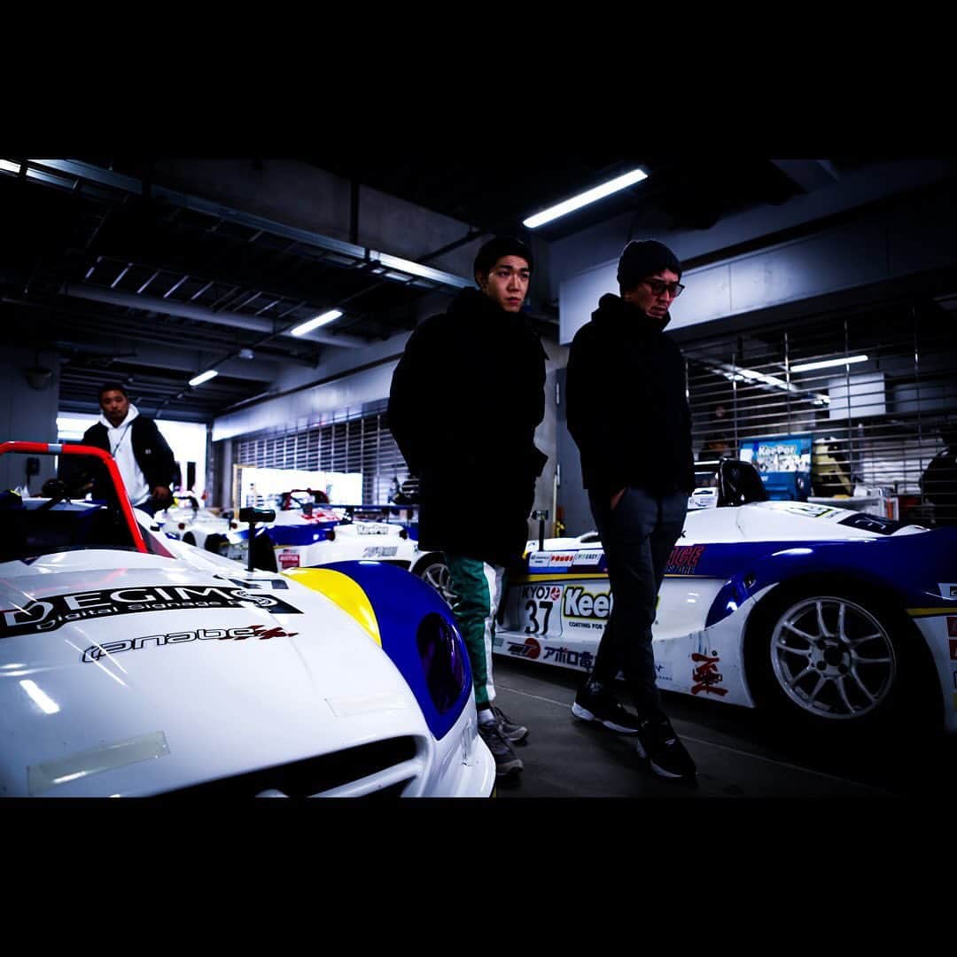 中澤卓也さんのインスタグラム写真 - (中澤卓也Instagram)「FCR-VITA最終戦、無事にレースウィークを終えました👍  エントリーは全40台、予選は10番手タイムだったものの走路外走行のペナルティで4グリッド降格となり決勝は14番手スタート。 決勝は8番手チェッカー、目標に掲げた今季ベストリザルトでのチェッカーとはなりませんでしたが最終戦も完走することが出来ました。 予選でのペナルティは完全な自分のミスであり、決勝でのポジションも満足できる結果ではなかっただけに、悔しさが残る最終戦となりました。この気持ちは、来シーズンにぶつけたいと思います。  今シーズンは4輪レースデビュー1年目、FCR-VITAをはじめたくさんのレースで多くの学びがたくさんありました！ 事故なく無事に、すべてのレースを完走で終えることが出来たことは良かったです。 支えて頂いたスポンサーの皆さま、関係者の皆さま、チームの皆さん、サーキットに駆け付けてくれた皆さん、全国から応援してくれた皆さん、本当にありがとうございました！  来シーズンも音楽活動はもちろんのこと、レースでも結果を残していけるシーズンに出来るように頑張ります。 僕の活動を通して、音楽とレースという2つの分野がより注目されるようになったり、互いに新しいお客さんがどんどん増えていくような活動も積極的に取り組めたらと思います。  改めて、好きなことに全力で向かわせてもらえている環境に感謝。 皆さん、ありがとうございました！！！  #タクミ商事株式会社 #株式会社風雅 #風雅巻き #ssr #ssrwheels #degimo #yssjapan #arai #アライヘルメット #アウティスタ #protex #sev #yokohamagoodfactory #eyebrowsracing #ピアレマート #備長炭焼肉てんてん #mosthmracing #fcrvita #vitaclub #westracing #富士スピードウェイ #モータースポーツ #シンガーソングドライバー #handsmade #陽はまた昇る #中澤卓也」11月25日 22時17分 - takuya_nakazawa.118