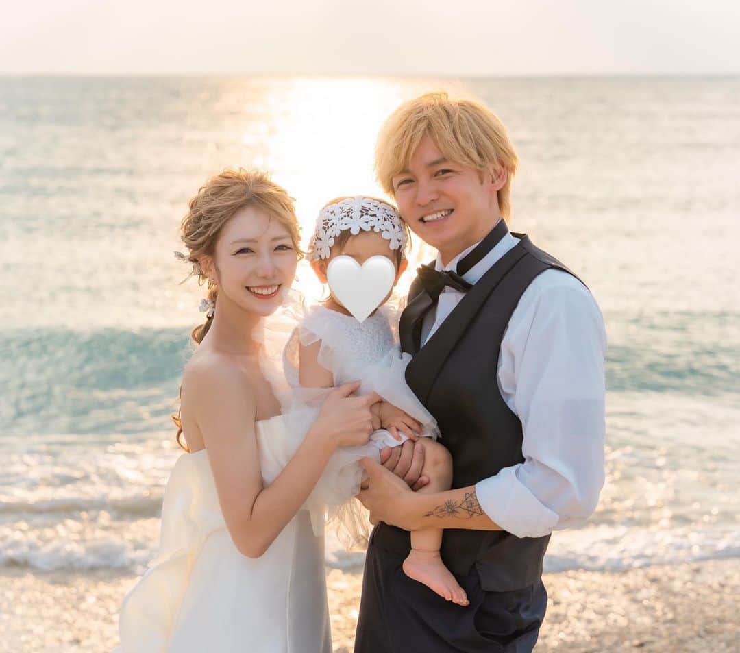 ゆいみんのインスタグラム：「⁡ ⁡ ⁡ 家族みんなで👨‍👩‍👧🩷 沖縄の夕日綺麗だったな🌅 ⁡ シッターさんに沢山遊んでもらって お昼寝もしてたから機嫌よくて助かりました🥹  #ウエディングフォト #ウエディングドレス」