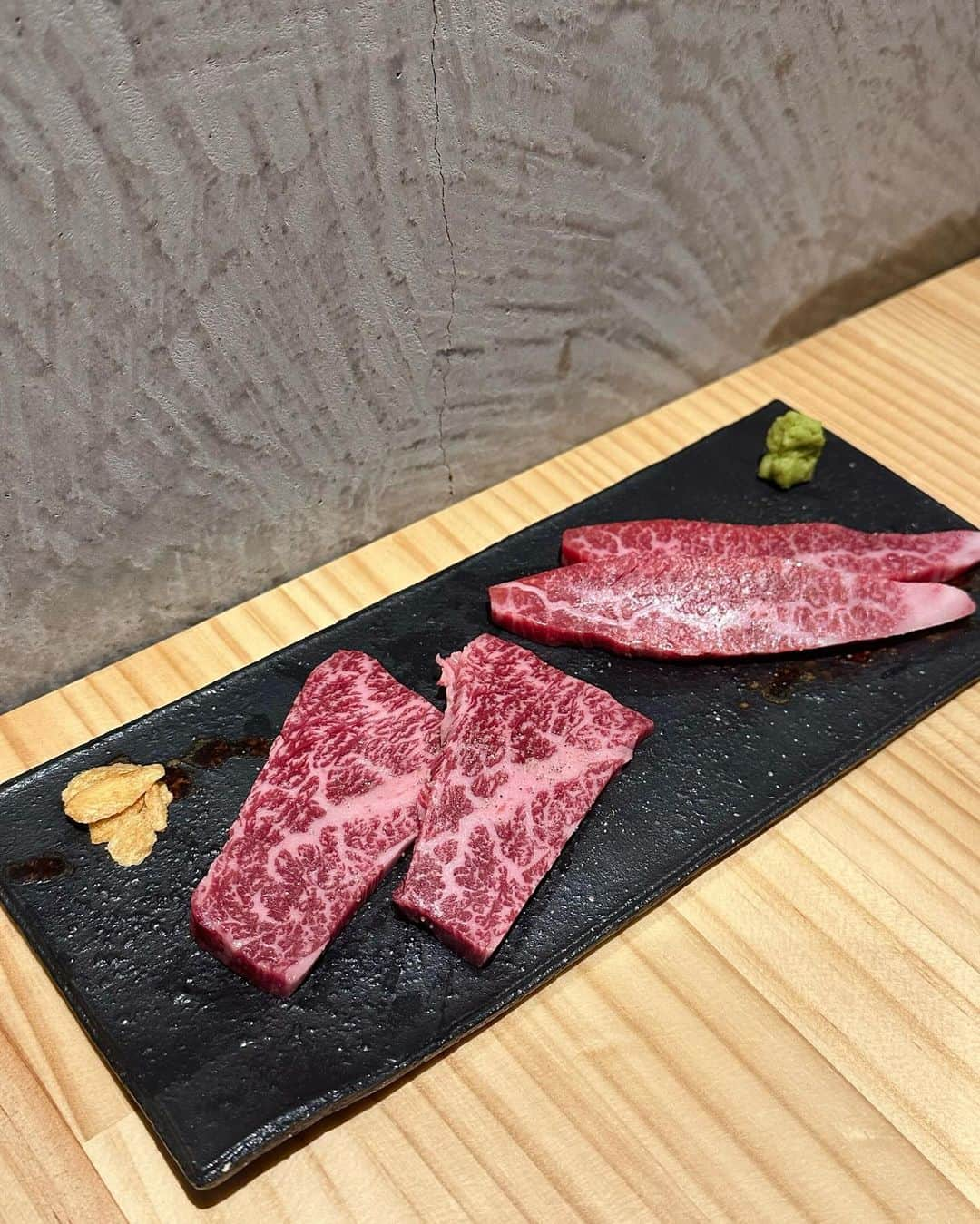 yuukachiさんのインスタグラム写真 - (yuukachiInstagram)「焼肉 肉助🍴‎🥩✨️  8月に 石橋阪大前駅からすぐの所に Openした焼肉屋さん⇒ @yakiniku_nikusuke 🐮🍖✧*｡  焼きしゃぶと タンが美味しかった(,,•﹏•,,)♡  駅から徒歩40歩で超駅近！！！！ コスパ良くて店内も綺麗やから女子会とかにも使えるし サクッとデートとか大学生さんとかにもおすすめ🍻 机も沢山あったからこれからのシーズン忘年会もおすすめ✨️  是非行ってみてね〜✌🏻✌🏻  #PR#焼肉#焼肉肉助#やきにく肉助#大阪焼肉 #大阪グルメ#焼肉ディナー#焼肉デート#女子会 #忘年会#池田焼肉#石橋焼肉#関西グルメ」11月25日 22時17分 - yuuka_stagram