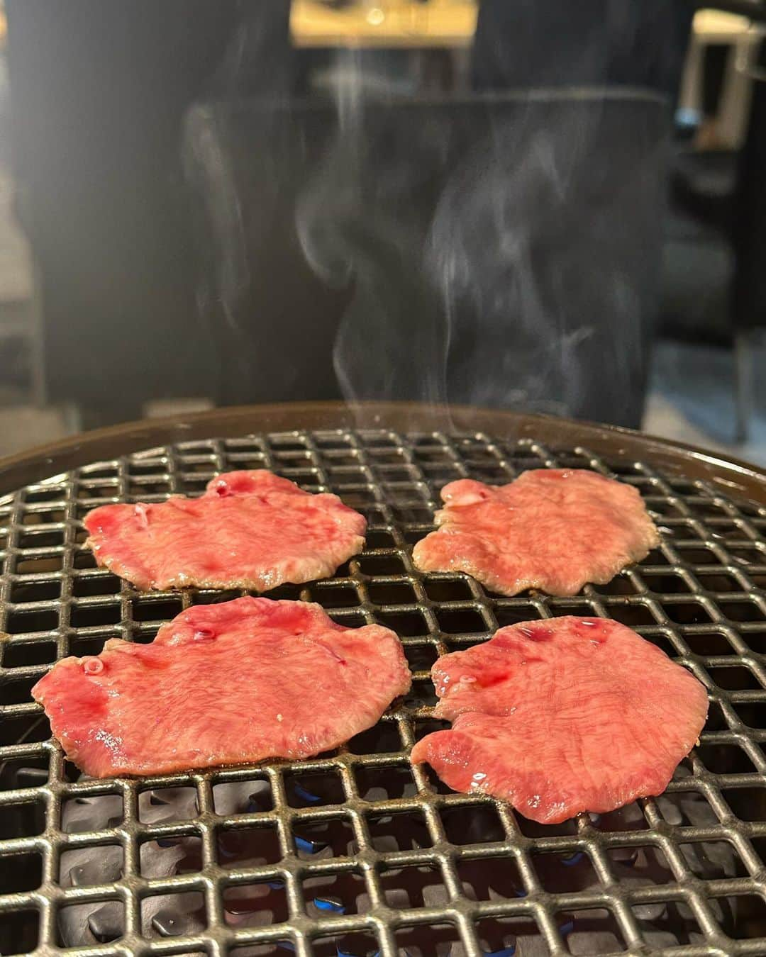 yuukachiさんのインスタグラム写真 - (yuukachiInstagram)「焼肉 肉助🍴‎🥩✨️  8月に 石橋阪大前駅からすぐの所に Openした焼肉屋さん⇒ @yakiniku_nikusuke 🐮🍖✧*｡  焼きしゃぶと タンが美味しかった(,,•﹏•,,)♡  駅から徒歩40歩で超駅近！！！！ コスパ良くて店内も綺麗やから女子会とかにも使えるし サクッとデートとか大学生さんとかにもおすすめ🍻 机も沢山あったからこれからのシーズン忘年会もおすすめ✨️  是非行ってみてね〜✌🏻✌🏻  #PR#焼肉#焼肉肉助#やきにく肉助#大阪焼肉 #大阪グルメ#焼肉ディナー#焼肉デート#女子会 #忘年会#池田焼肉#石橋焼肉#関西グルメ」11月25日 22時17分 - yuuka_stagram