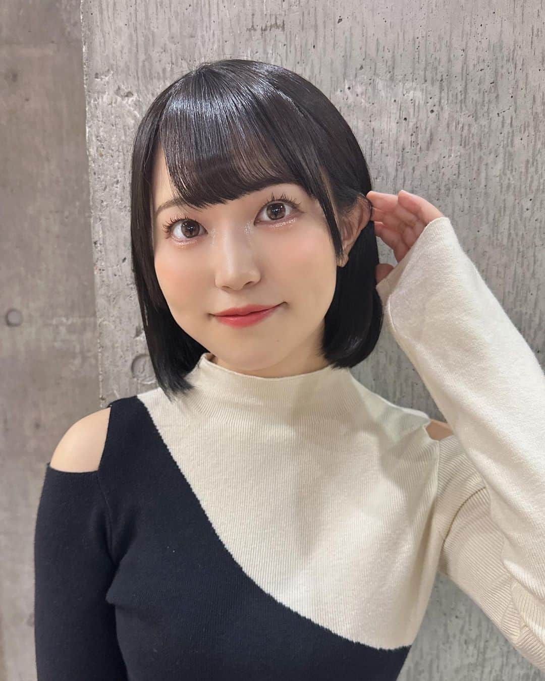 山戸優さんのインスタグラム写真 - (山戸優Instagram)「坂東遥ちゃん(@b.haruka1103)かわいくなったよ✨  暗髪にして顔まわり切ってメイクもしたよ💄  この時に使ったアイメイクとチークとリップ達  ・WAKEMAKE アイパレット SUNSET BURNING ・BBIA LAST AUTO GEL EYELINER12 ・Wonjungyo ダイヤモンドライナー03メープルティー ・D-up シルキーリキッドアイライナーWP BRBK ・エレガンス カールラッシュフィクサー ・ヒロインメイク ロング＆カールマスカラアドバンストフィルム01 ・MILKTOUCH オールデイスキニーアンドロングマスカラブラック ・チャコット マルチカラーバリエーションSP06 ・PAUL &JOE プレストブラッシュ08 ・WAKEMAKE ミックスブラーリングボリュームシェーディング02 ・Wonjungyo リップステッカー02 ・KATE リップモンスター06  #坂東遥 #イルミナカラー#メイク#顔まわりカット#アイドル前髪 #YMTworks#YMTcolor」11月25日 22時23分 - yamatoyu