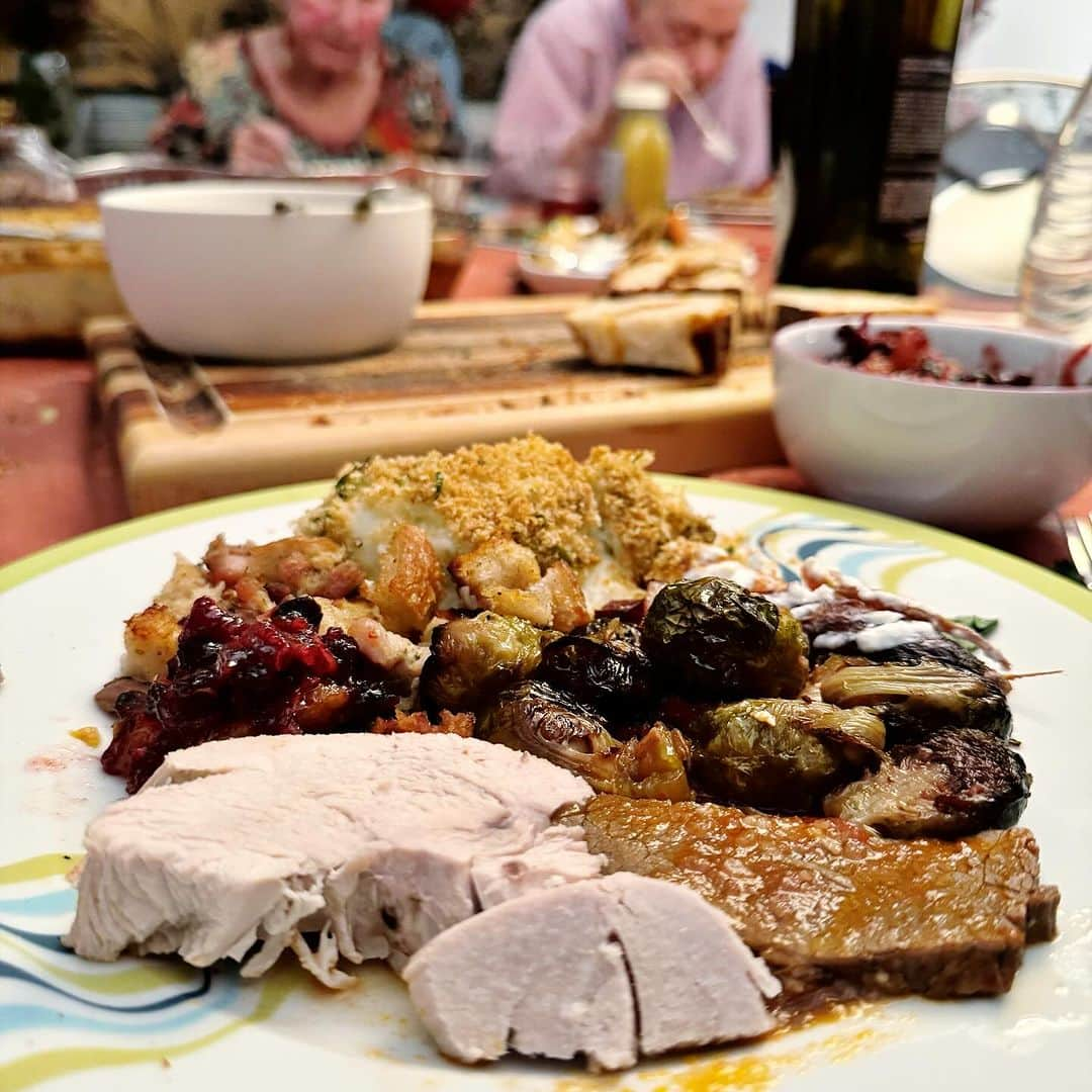 Ilana Wilesさんのインスタグラム写真 - (Ilana WilesInstagram)「A few things about this year’s Thanksgiving. 1) The kids graduated to the grown-up table! 2) The food was particularly fantastic with the usual fried turkey and a new addition: Mike cooked Grammy’s brisket recipe because it’s Mazzy’s holiday favorite. 2. The annual talent show was awesome (my extended family is a talented bunch of musicians) with a lot of strong acts from what we call the “filler” spots. Mike did a fireside chat with Uncle Joe, complete with Yule  tide log burning in the background, Harlow danced to “Another Opening, Another Show,” I sang while making a towel elephant (I think my new thing will be doing a different animal every year 😂), Anna and Louw did that viral exercise ball dance to Adele’s “Hello” (if you know, you know) and Mazzy led everyone in singing happy birthday. Yes it was my birthday. But also for Harlow, Mazzy, Reyna, and Anna. Half my family has birthdays in November and December! Anyway, a lot is happening in the world right now and I feel especially grateful to be surrounded by family. Wishing you all a happy holiday with those you love. ❤️」11月25日 22時23分 - mommyshorts