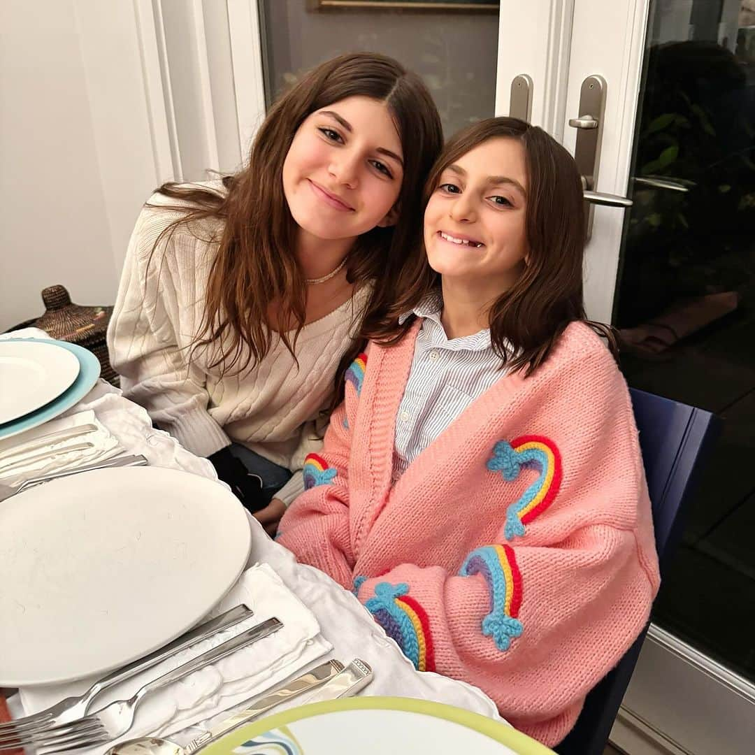 Ilana Wilesさんのインスタグラム写真 - (Ilana WilesInstagram)「A few things about this year’s Thanksgiving. 1) The kids graduated to the grown-up table! 2) The food was particularly fantastic with the usual fried turkey and a new addition: Mike cooked Grammy’s brisket recipe because it’s Mazzy’s holiday favorite. 2. The annual talent show was awesome (my extended family is a talented bunch of musicians) with a lot of strong acts from what we call the “filler” spots. Mike did a fireside chat with Uncle Joe, complete with Yule  tide log burning in the background, Harlow danced to “Another Opening, Another Show,” I sang while making a towel elephant (I think my new thing will be doing a different animal every year 😂), Anna and Louw did that viral exercise ball dance to Adele’s “Hello” (if you know, you know) and Mazzy led everyone in singing happy birthday. Yes it was my birthday. But also for Harlow, Mazzy, Reyna, and Anna. Half my family has birthdays in November and December! Anyway, a lot is happening in the world right now and I feel especially grateful to be surrounded by family. Wishing you all a happy holiday with those you love. ❤️」11月25日 22時23分 - mommyshorts