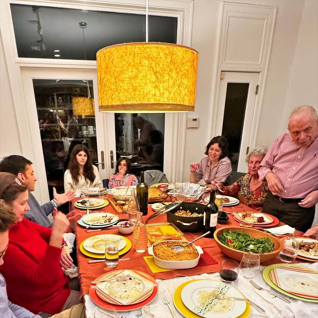 Ilana Wilesのインスタグラム：「A few things about this year’s Thanksgiving. 1) The kids graduated to the grown-up table! 2) The food was particularly fantastic with the usual fried turkey and a new addition: Mike cooked Grammy’s brisket recipe because it’s Mazzy’s holiday favorite. 2. The annual talent show was awesome (my extended family is a talented bunch of musicians) with a lot of strong acts from what we call the “filler” spots. Mike did a fireside chat with Uncle Joe, complete with Yule  tide log burning in the background, Harlow danced to “Another Opening, Another Show,” I sang while making a towel elephant (I think my new thing will be doing a different animal every year 😂), Anna and Louw did that viral exercise ball dance to Adele’s “Hello” (if you know, you know) and Mazzy led everyone in singing happy birthday. Yes it was my birthday. But also for Harlow, Mazzy, Reyna, and Anna. Half my family has birthdays in November and December! Anyway, a lot is happening in the world right now and I feel especially grateful to be surrounded by family. Wishing you all a happy holiday with those you love. ❤️」